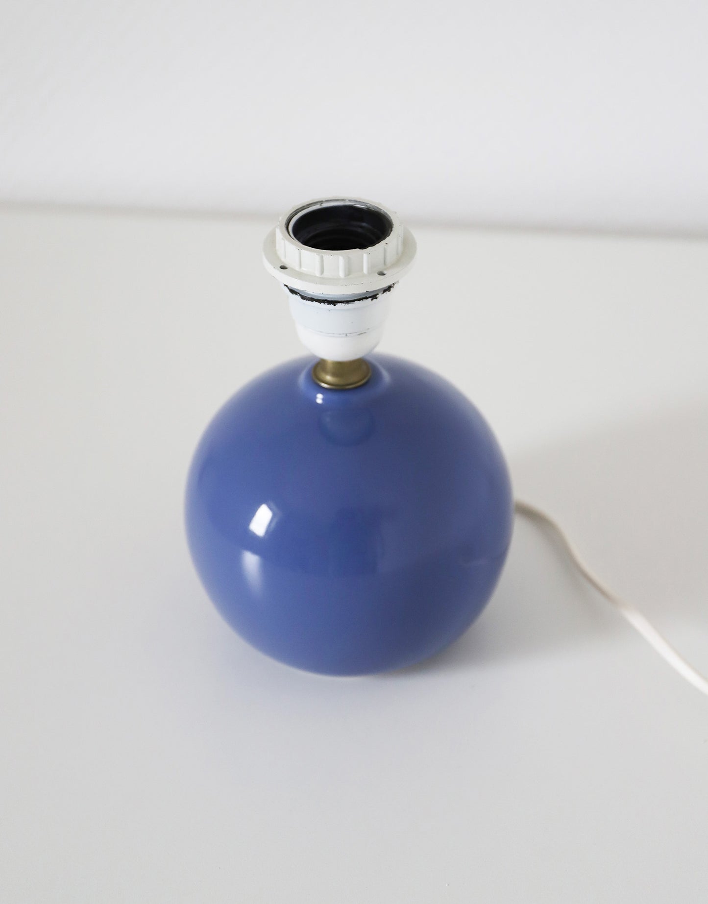 Lampe à poser artisanale – Céramique vintage et Design graphique