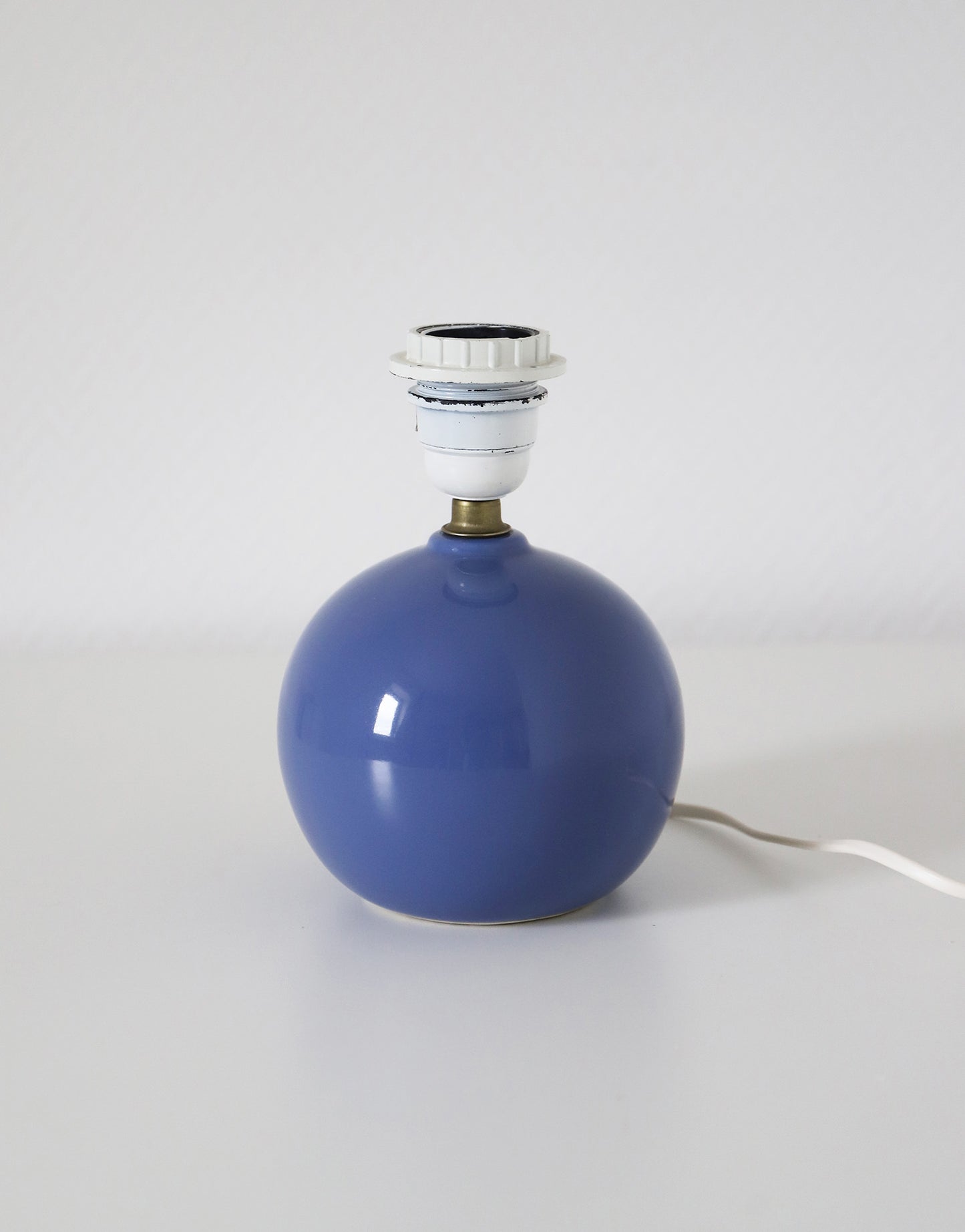 Lampe à poser artisanale – Céramique vintage et Design graphique