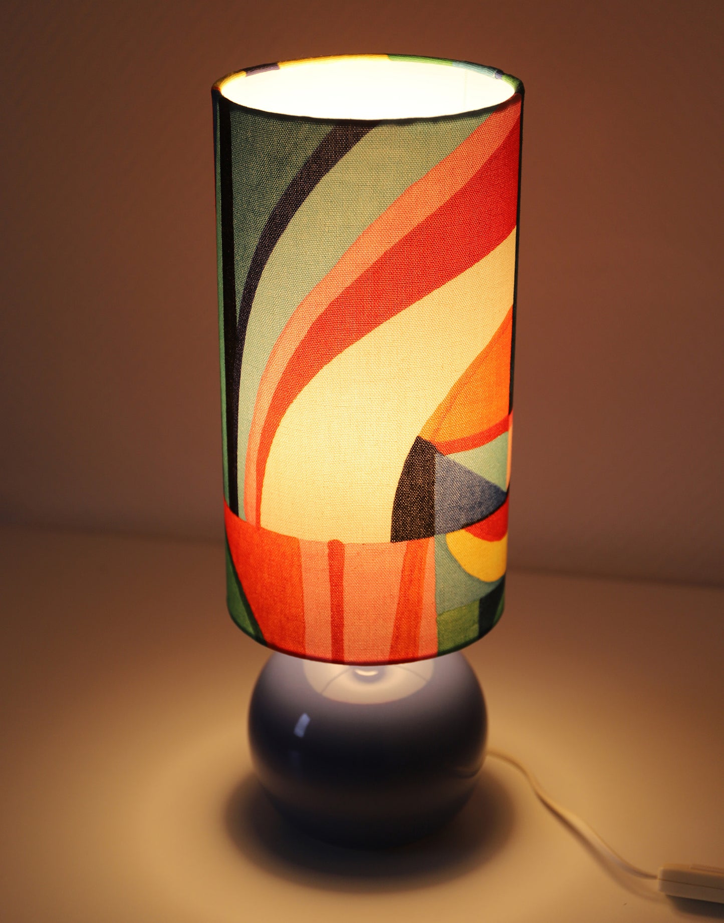 Lampe à poser artisanale – Céramique vintage et Design graphique