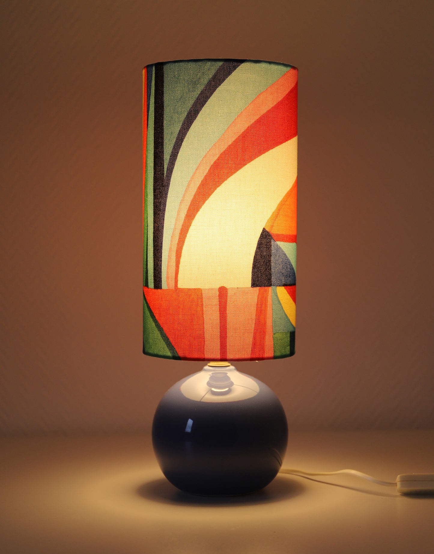 Lampe à poser artisanale – Céramique vintage et Design graphique