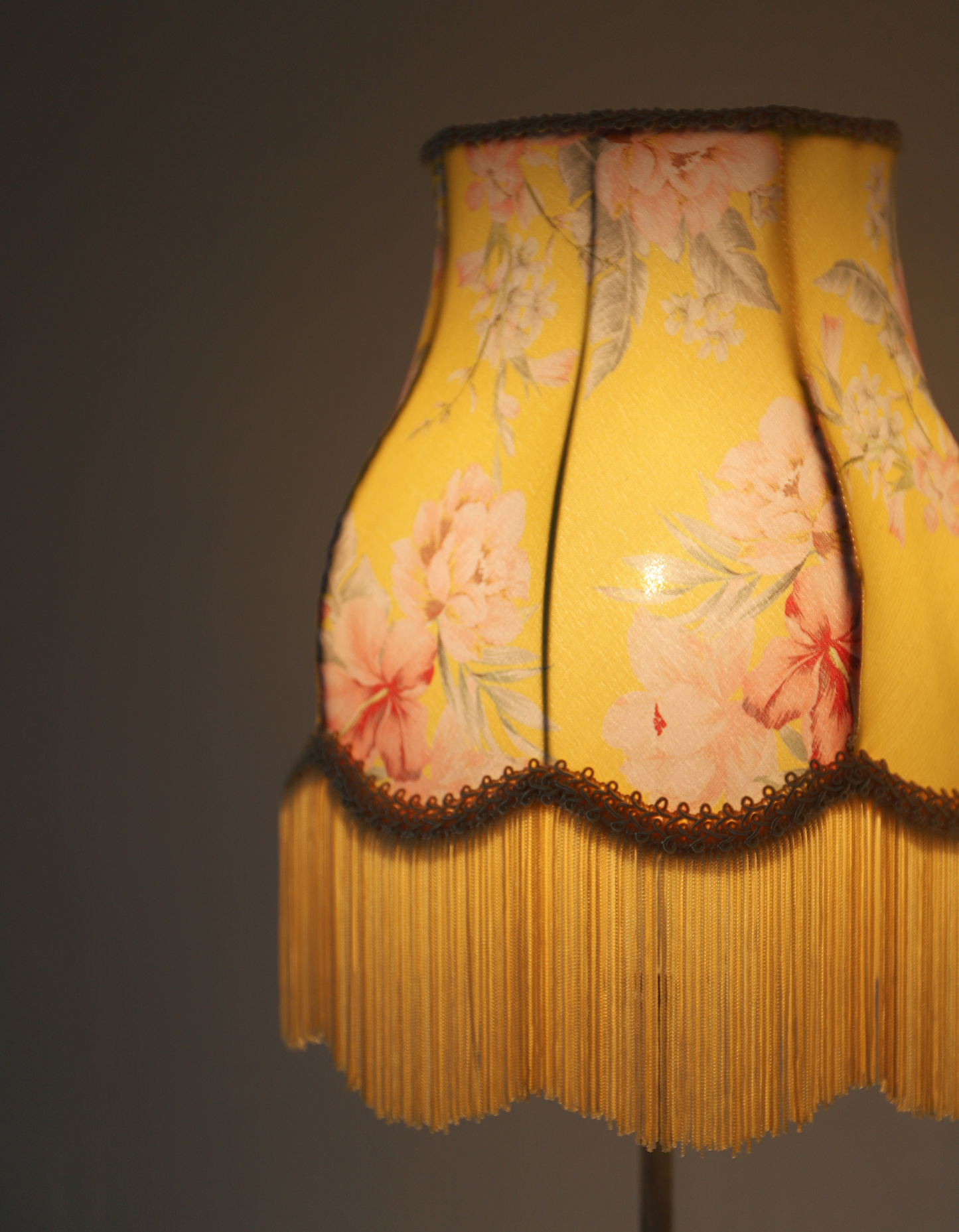 Lampe à poser – Pied vintage et Abat-jour Floral à Franges