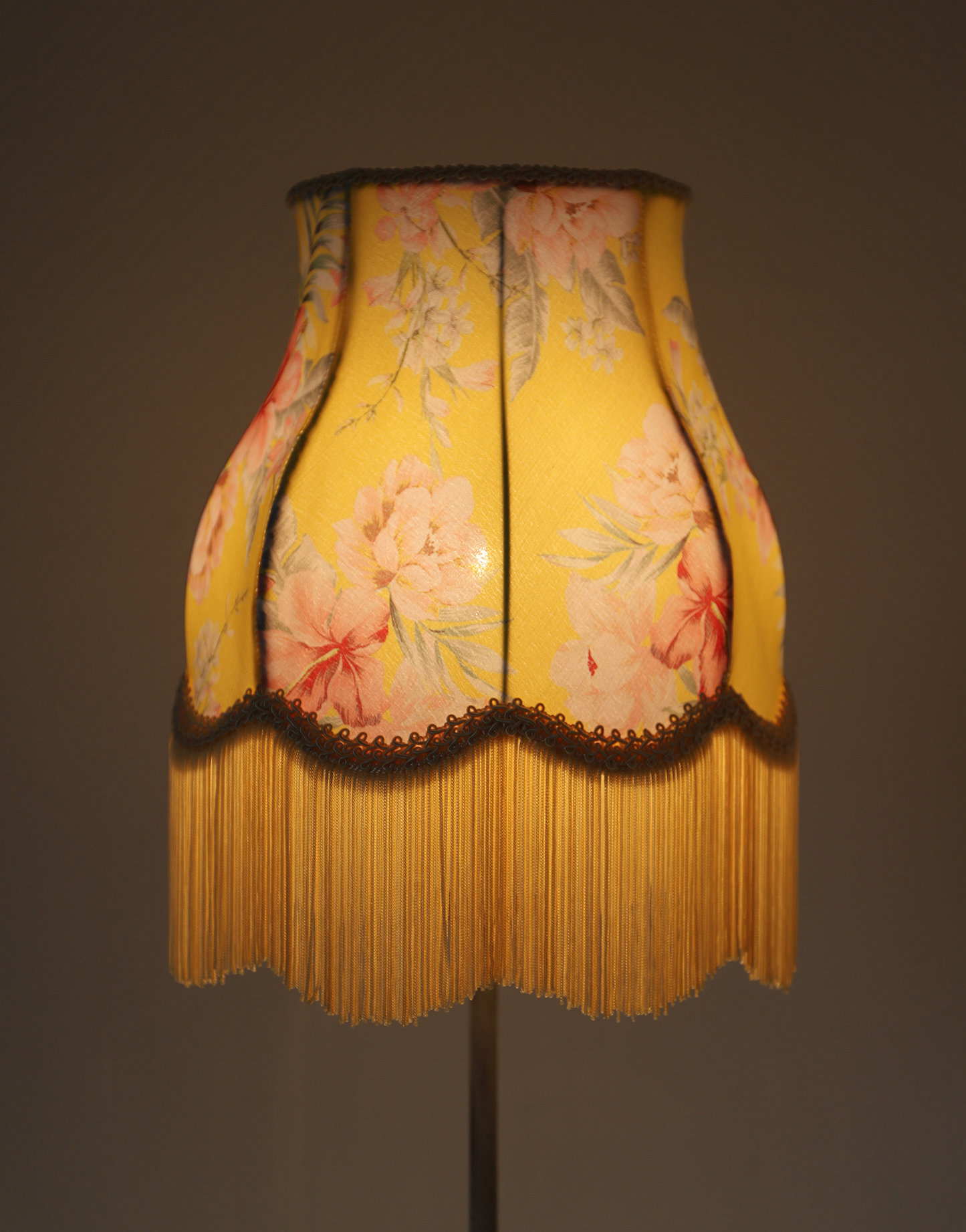 Lampe à poser – Pied vintage et Abat-jour Floral à Franges