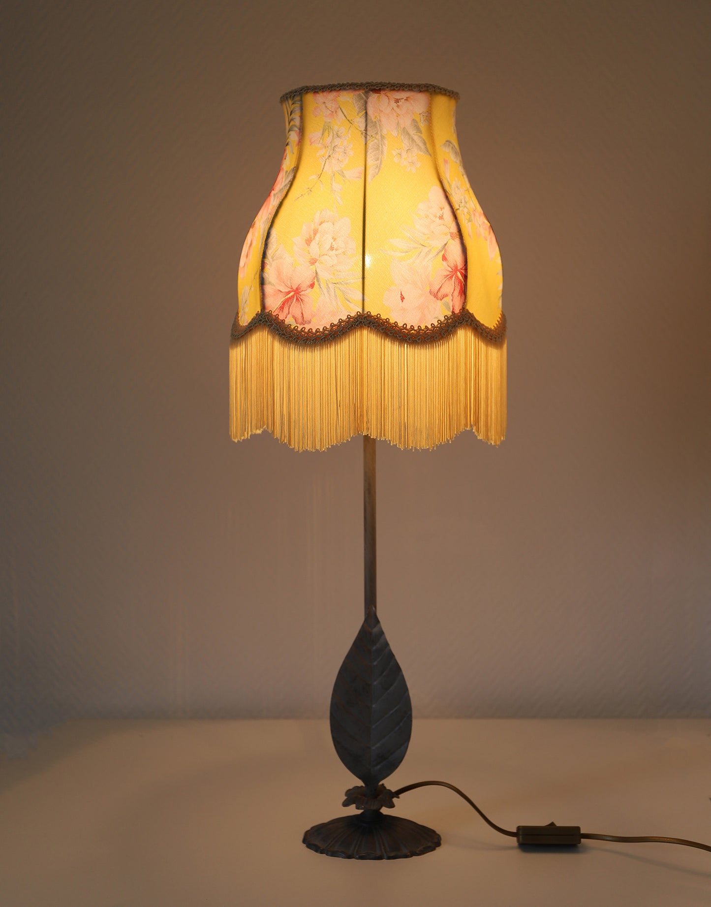 Lampe à poser – Pied vintage et Abat-jour Floral à Franges