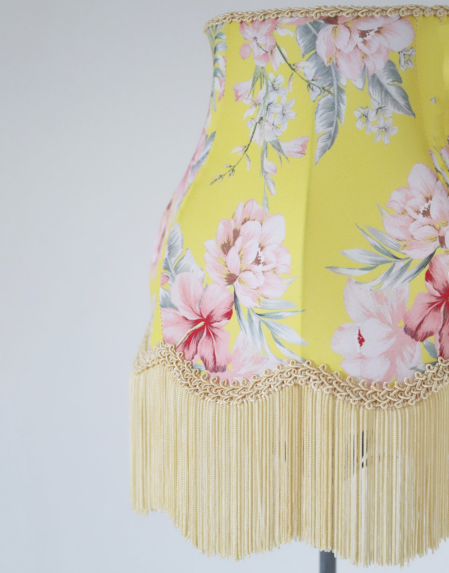 Lampe à poser – Pied vintage et Abat-jour Floral à Franges