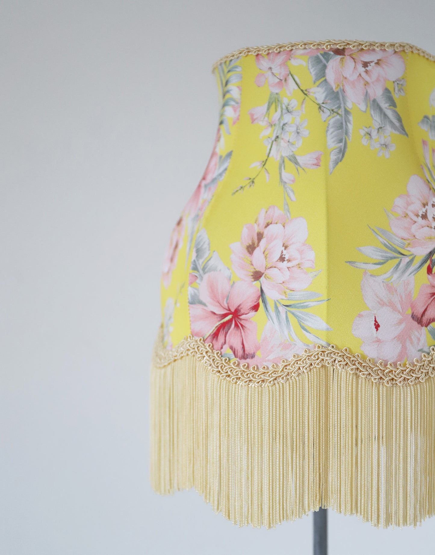 Lampe à poser – Pied vintage et Abat-jour Floral à Franges