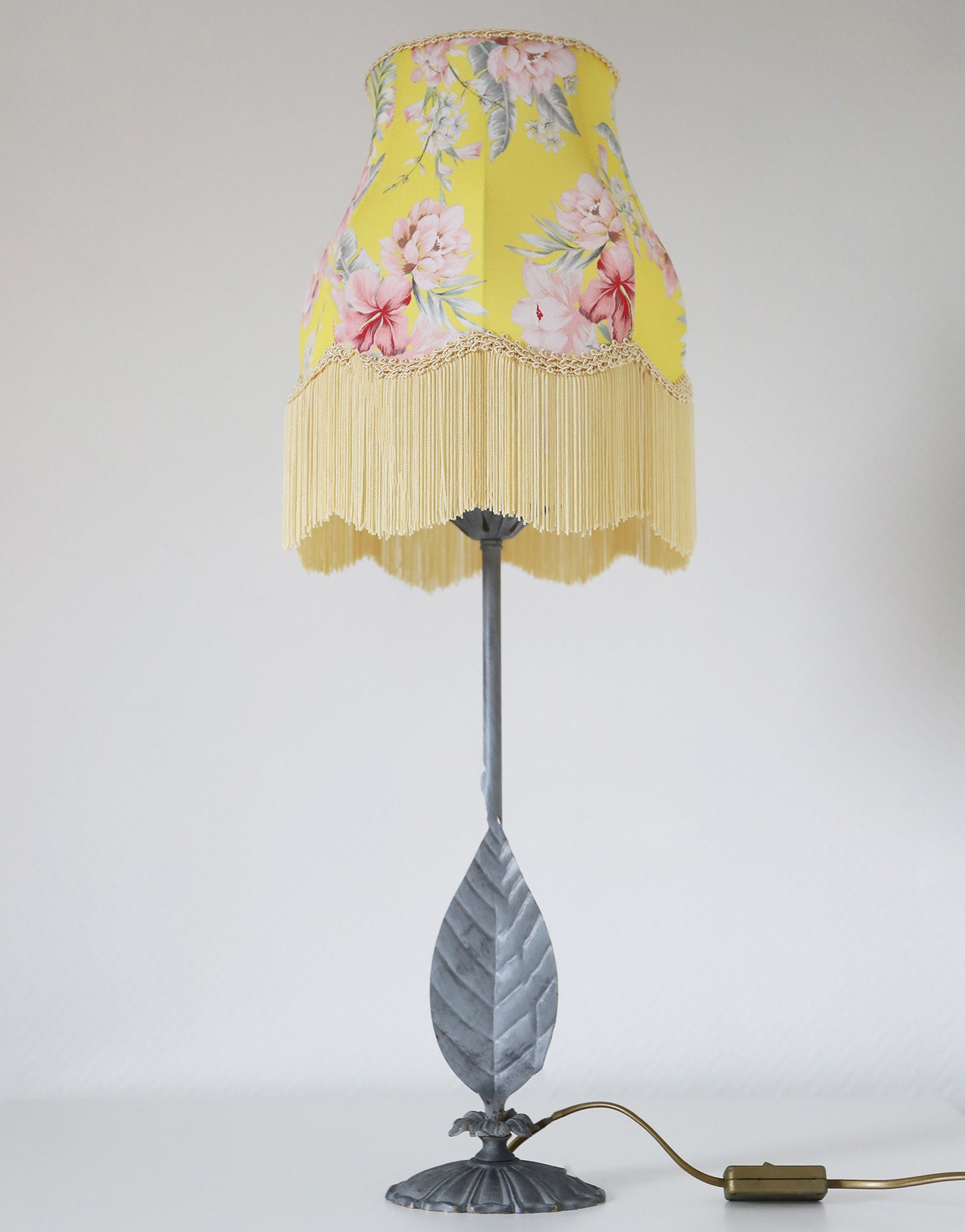 Lampe à poser – Pied vintage et Abat-jour Floral à Franges