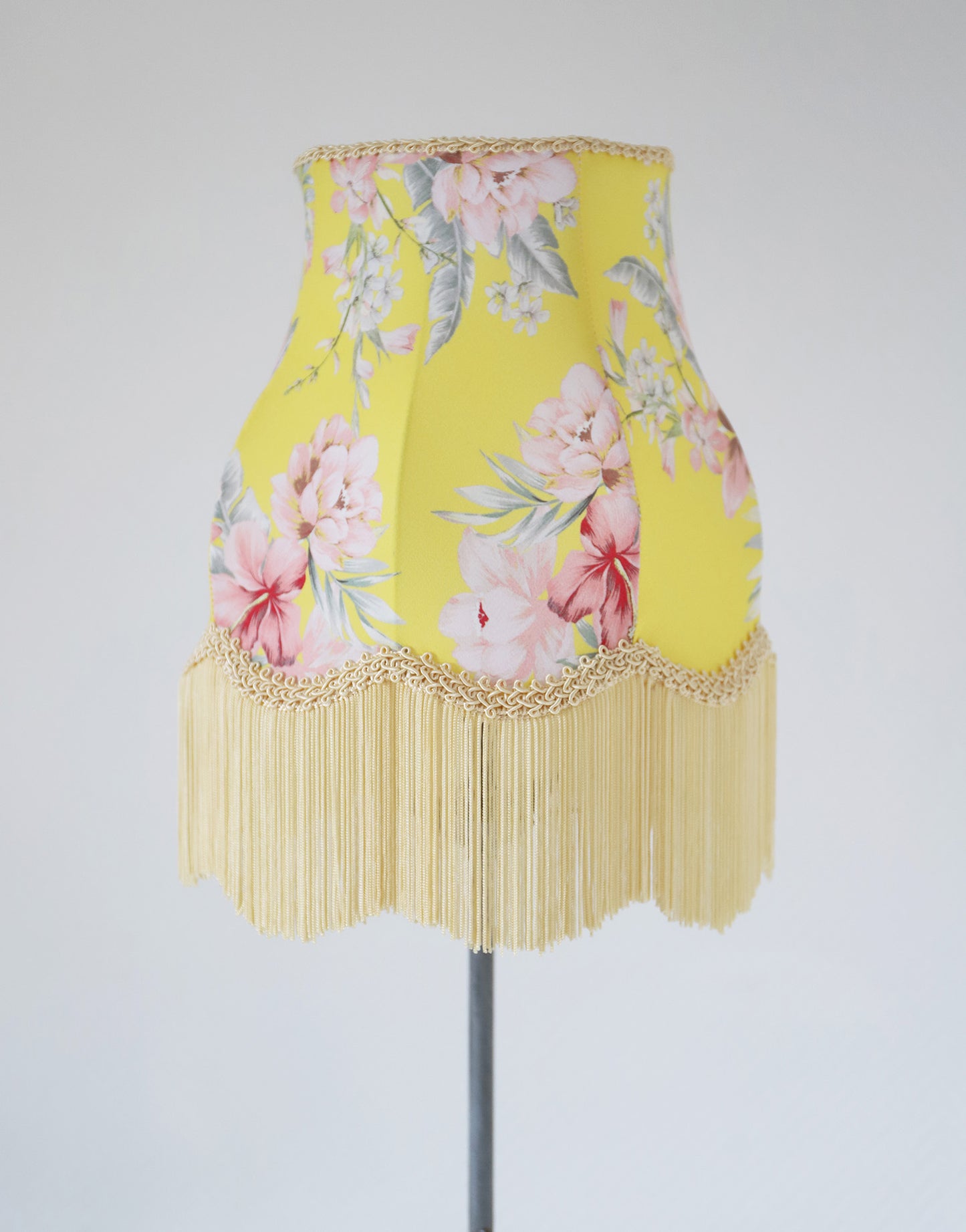 Lampe à poser – Pied vintage et Abat-jour Floral à Franges