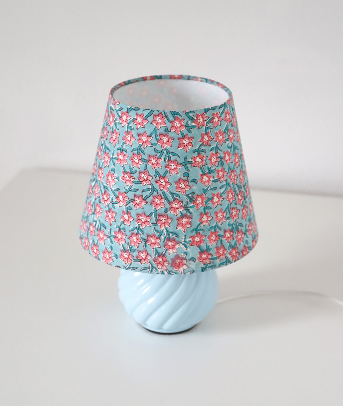 Lampe vintage recyclée — pied céramique bleu torsadé, abat-jour fleuri