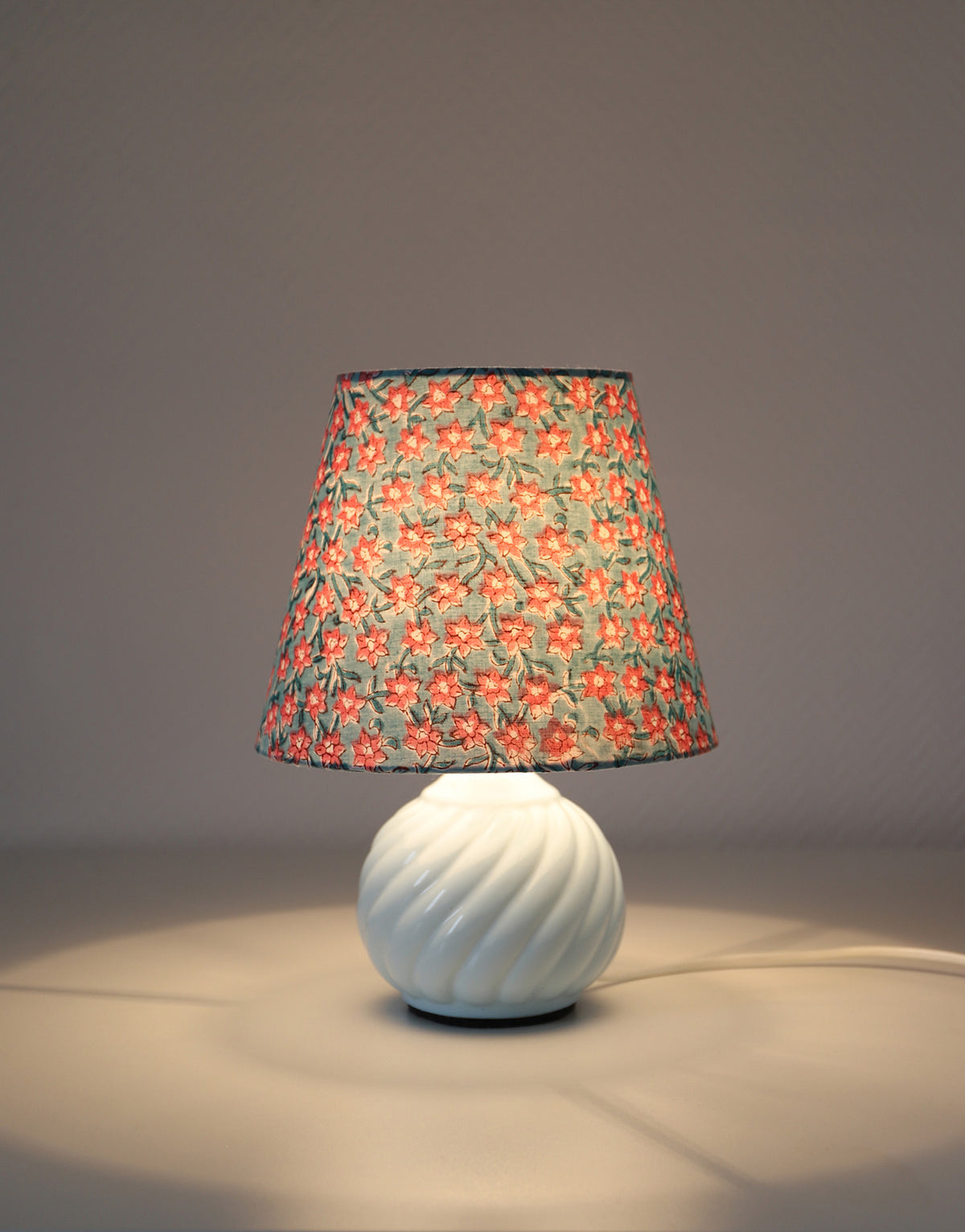 Lampe vintage recyclée — pied céramique bleu torsadé, abat-jour fleuri