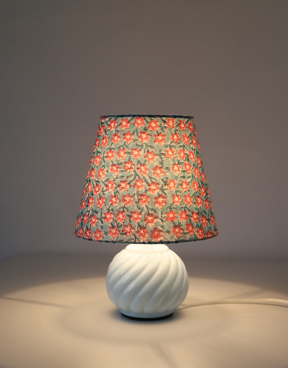 Lampe vintage recyclée — pied céramique bleu torsadé, abat-jour fleuri