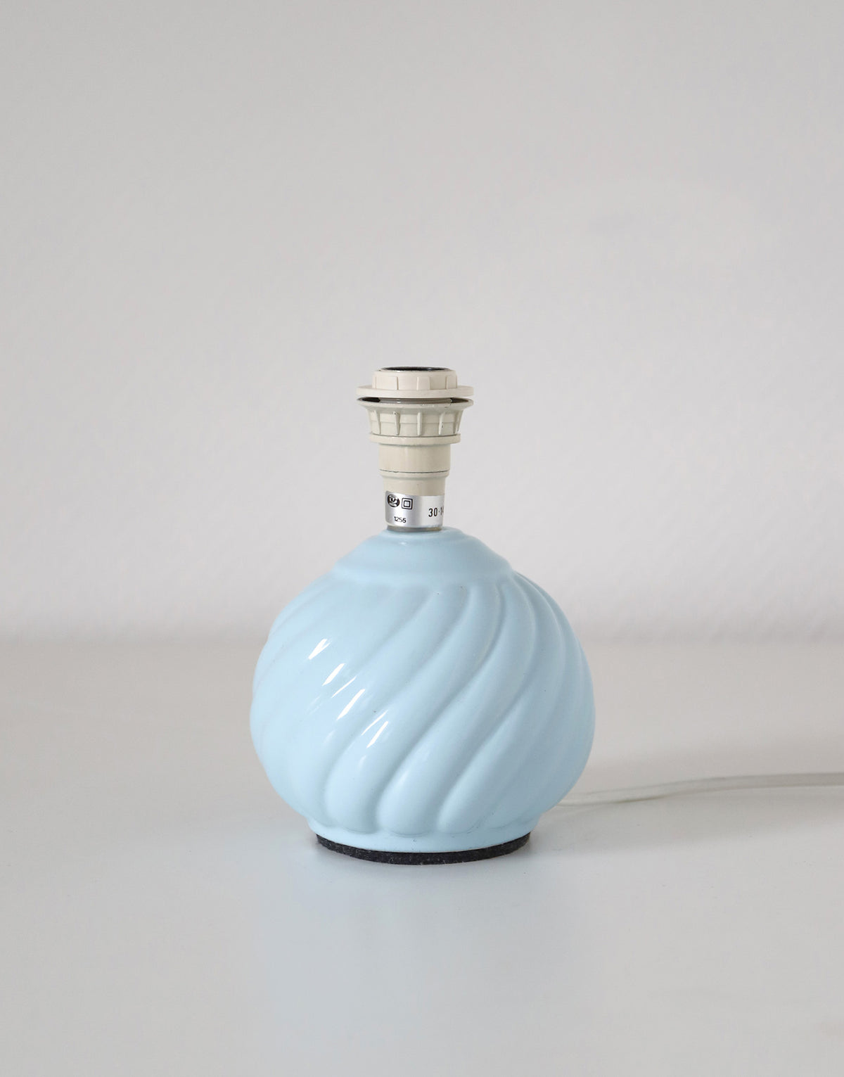Lampe vintage recyclée — pied céramique bleu torsadé, abat-jour fleuri