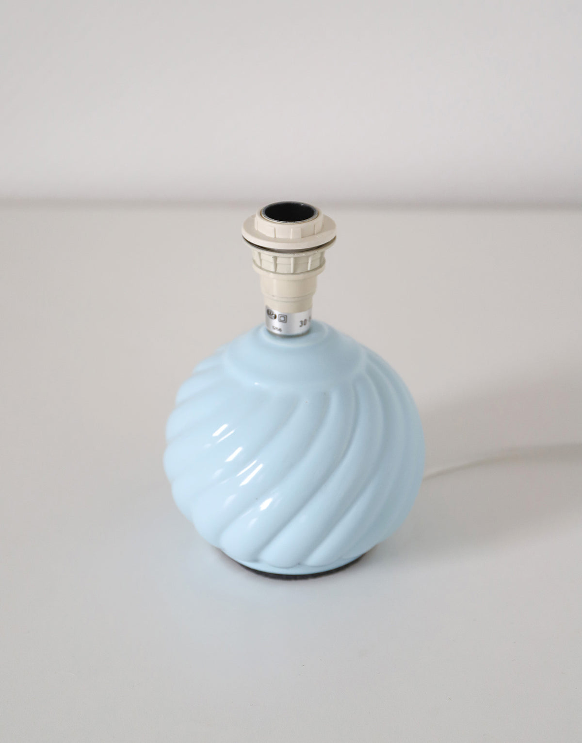 Lampe vintage recyclée — pied céramique bleu torsadé, abat-jour fleuri