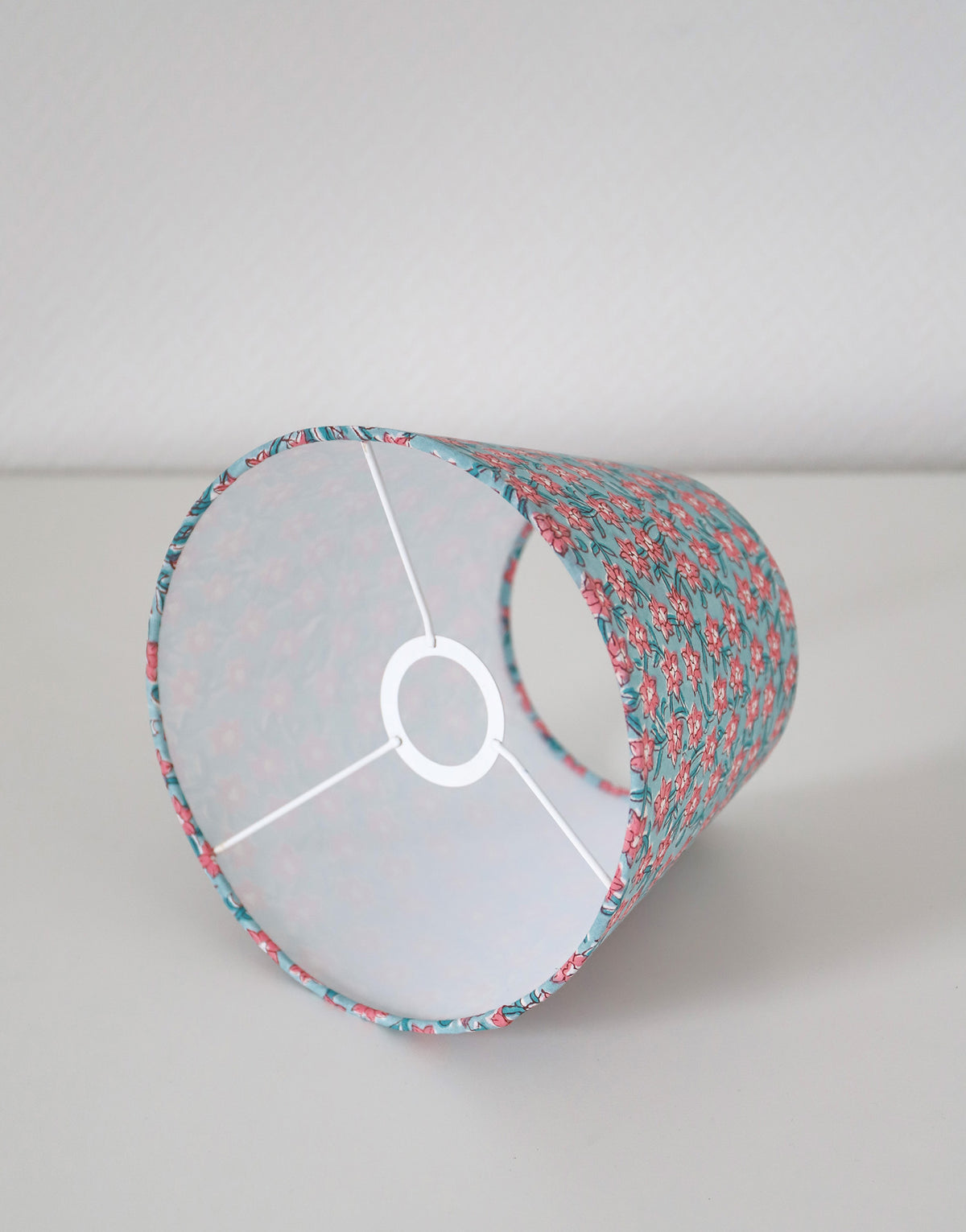 Lampe vintage recyclée — pied céramique bleu torsadé, abat-jour fleuri