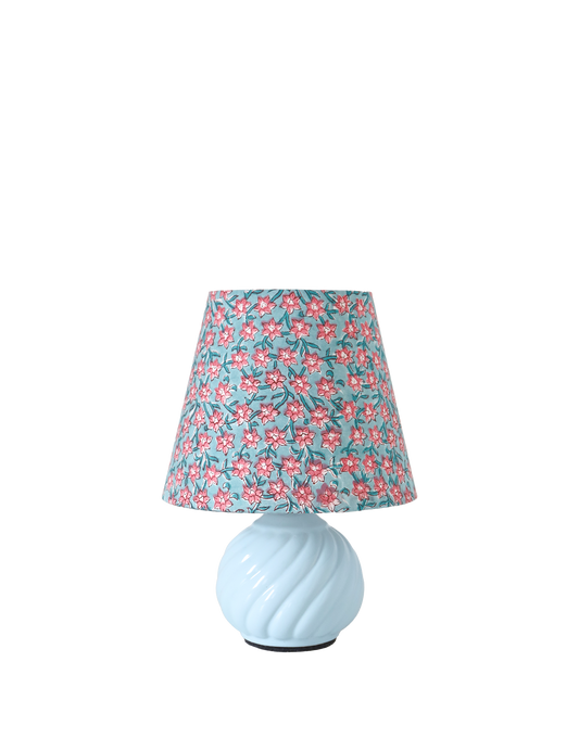 Lampe vintage recyclée — pied céramique bleu torsadé, abat-jour fleuri