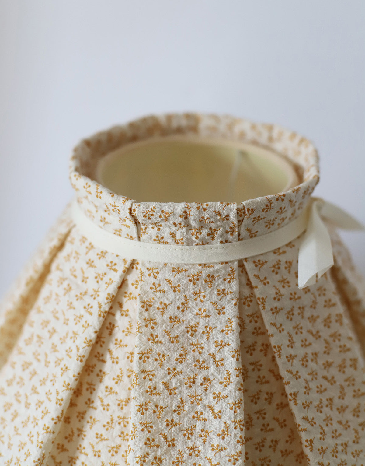 Lampe à poser vintage Hautlalampe – pied en bois sculpté, abat-jour plissé fleuri