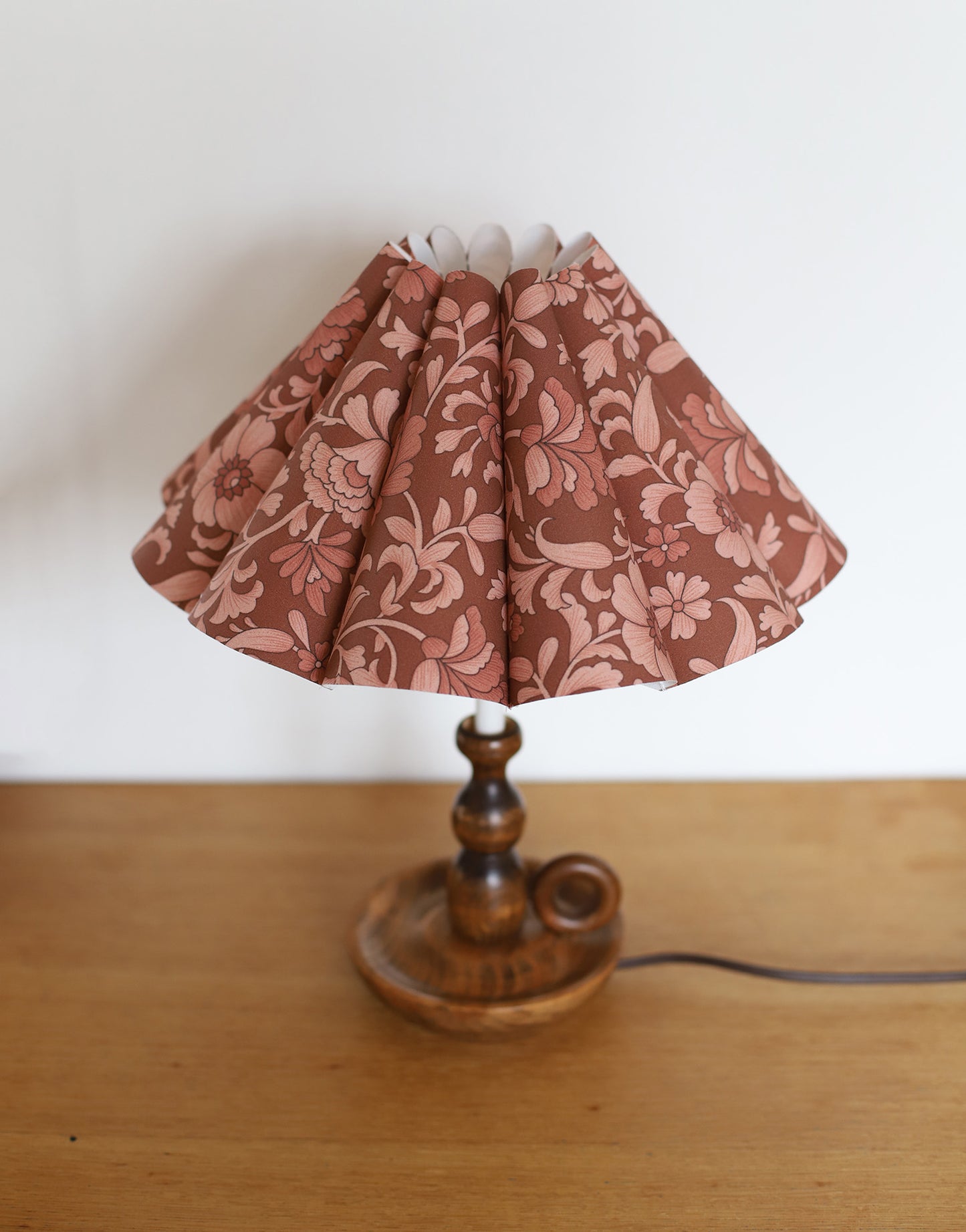 Lampe à poser, pied en bois tourné 1950 et abat-jour accordéon festonné