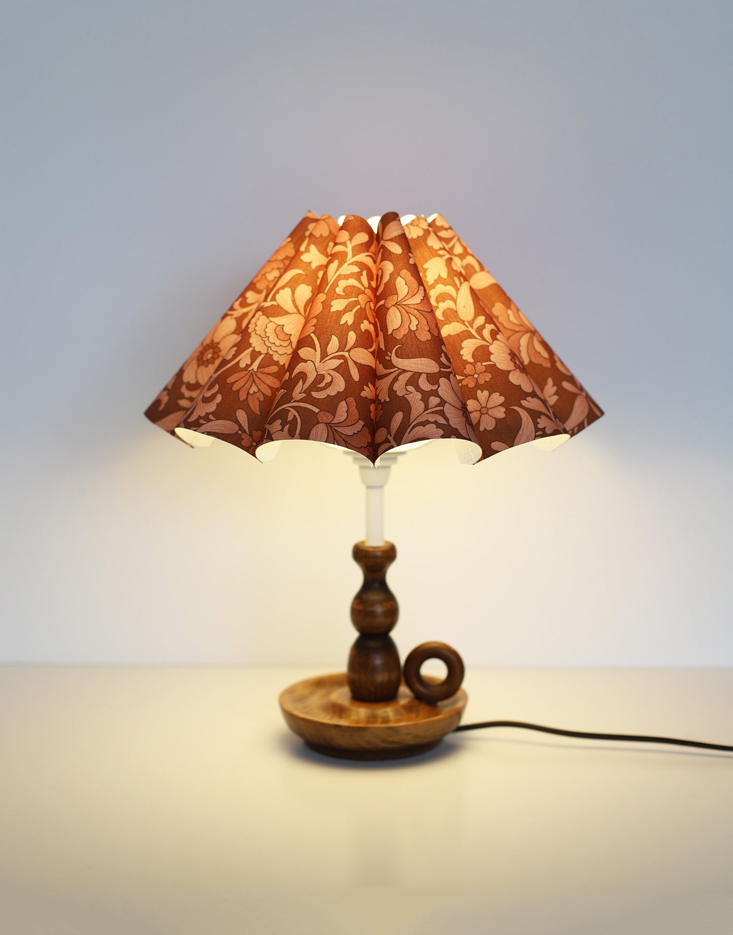 Lampe à poser, pied en bois tourné 1950 et abat-jour accordéon festonné