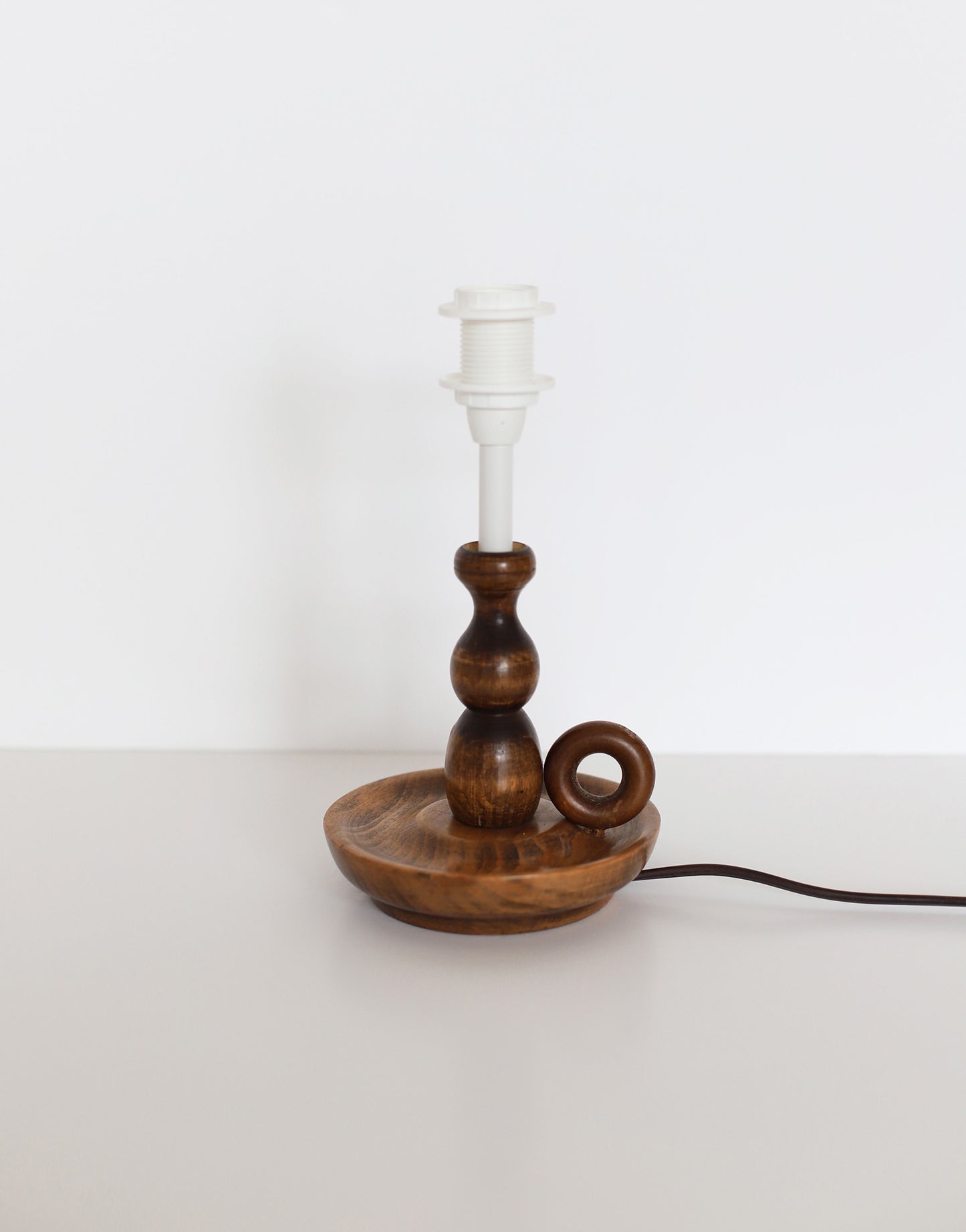 Lampe à poser, pied en bois tourné 1950 et abat-jour accordéon festonné