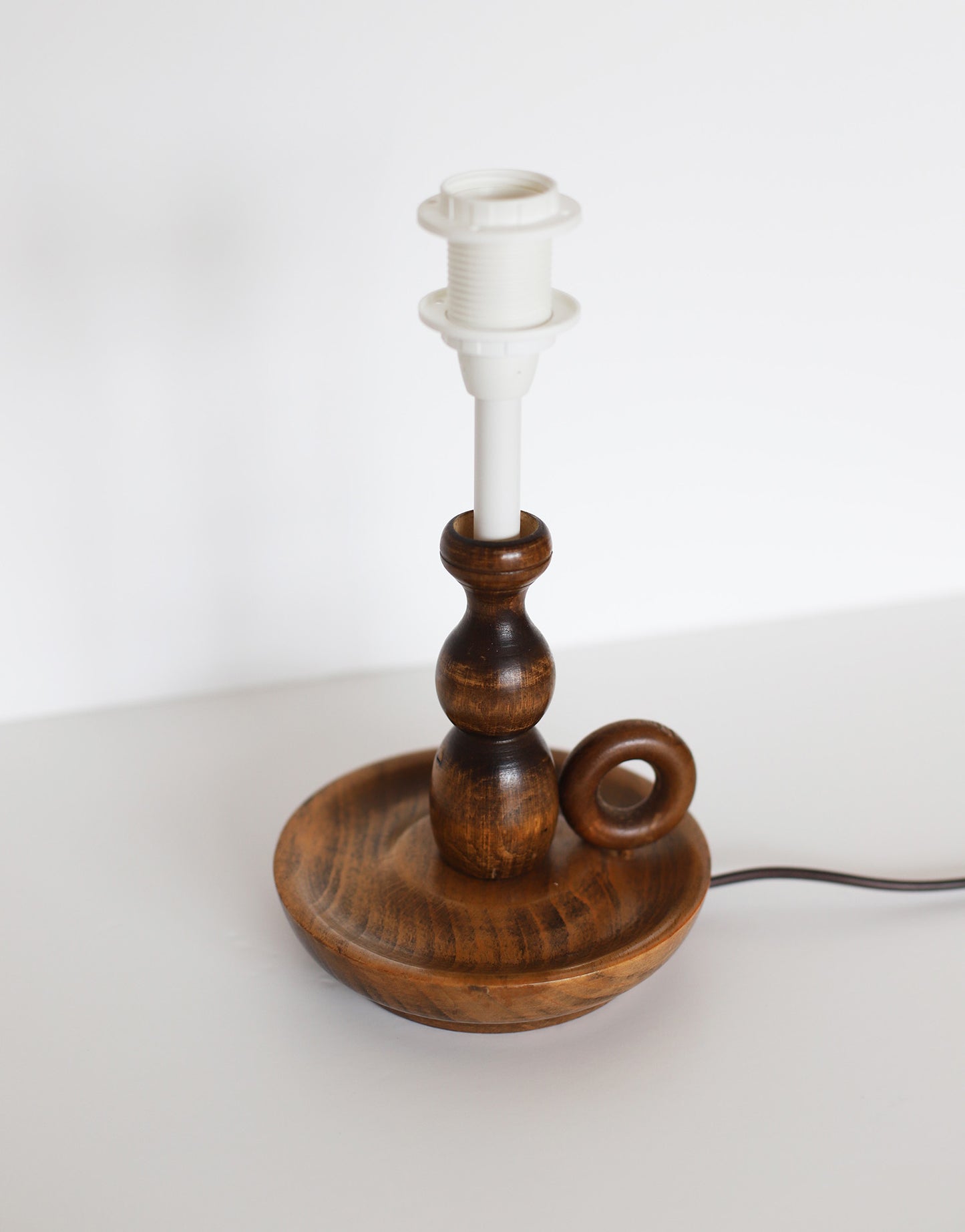Lampe à poser, pied en bois tourné 1950 et abat-jour accordéon festonné