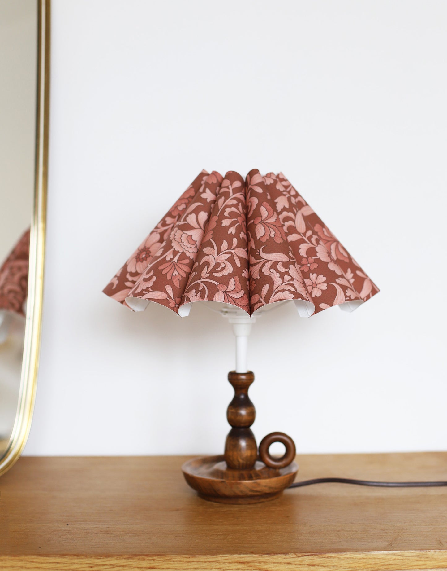 Lampe à poser, pied en bois tourné 1950 et abat-jour accordéon festonné