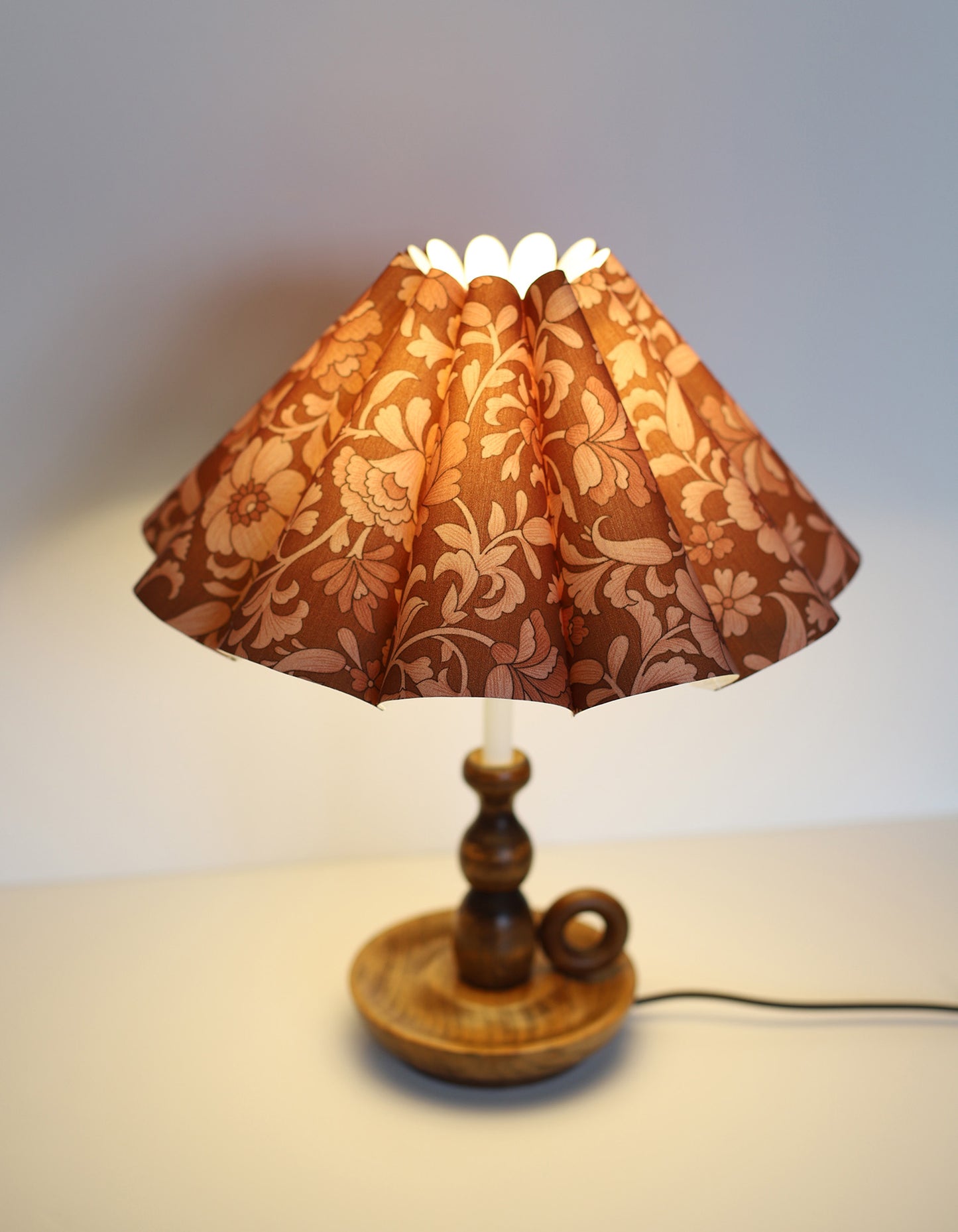 Lampe à poser, pied en bois tourné 1950 et abat-jour accordéon festonné