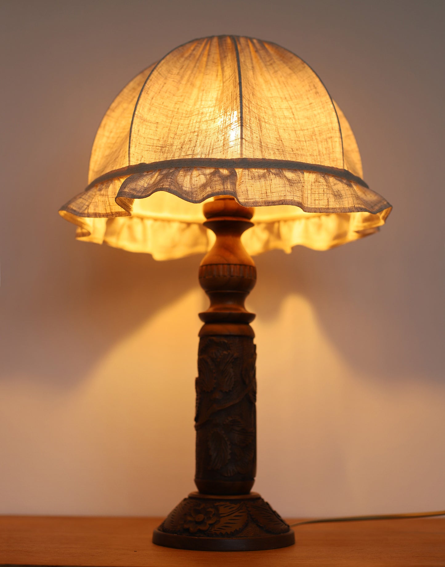 Lampe à poser, pied en bois sculpté 1930 et abat-jour dôme avec volant