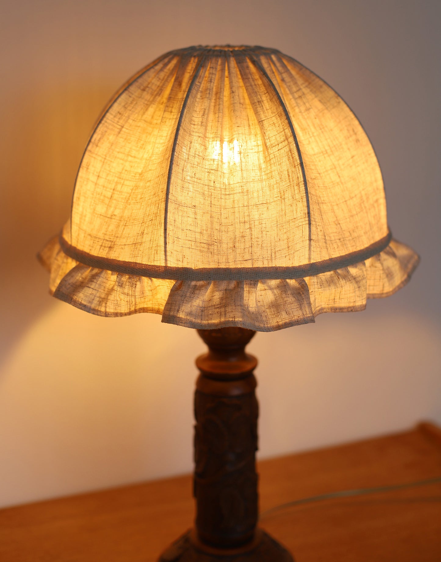 Lampe à poser, pied en bois sculpté 1930 et abat-jour dôme avec volant