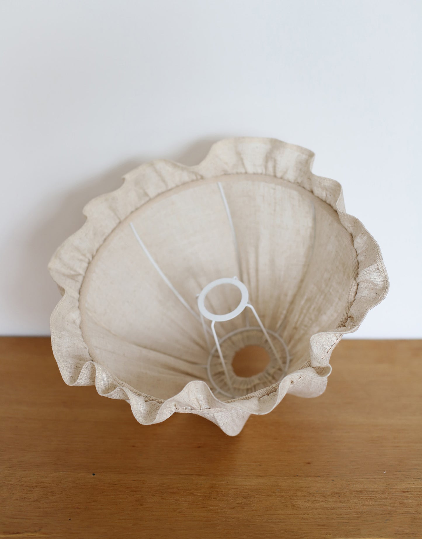 Lampe à poser, pied en bois sculpté 1930 et abat-jour dôme avec volant