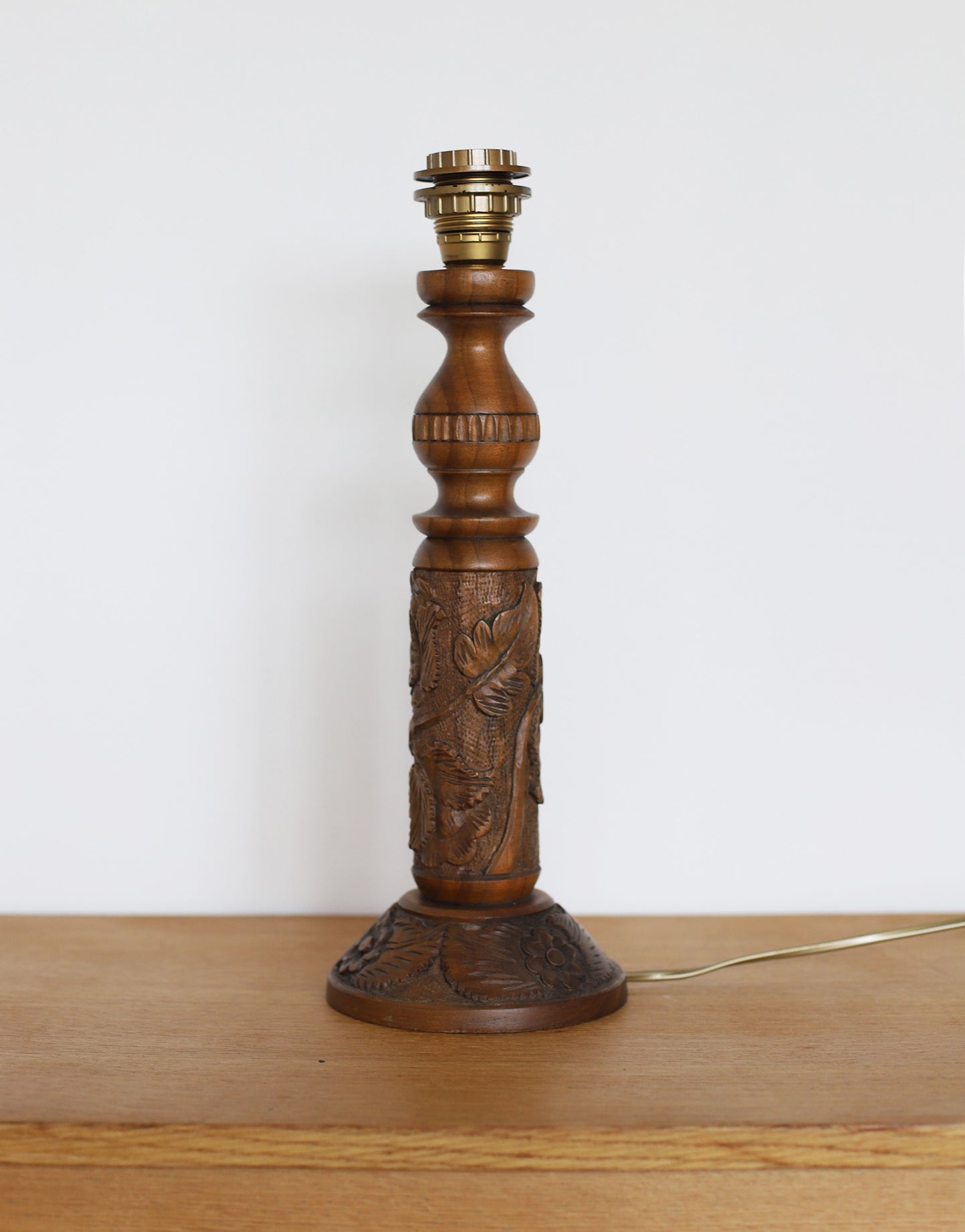 Lampe à poser, pied en bois sculpté 1930 et abat-jour dôme avec volant