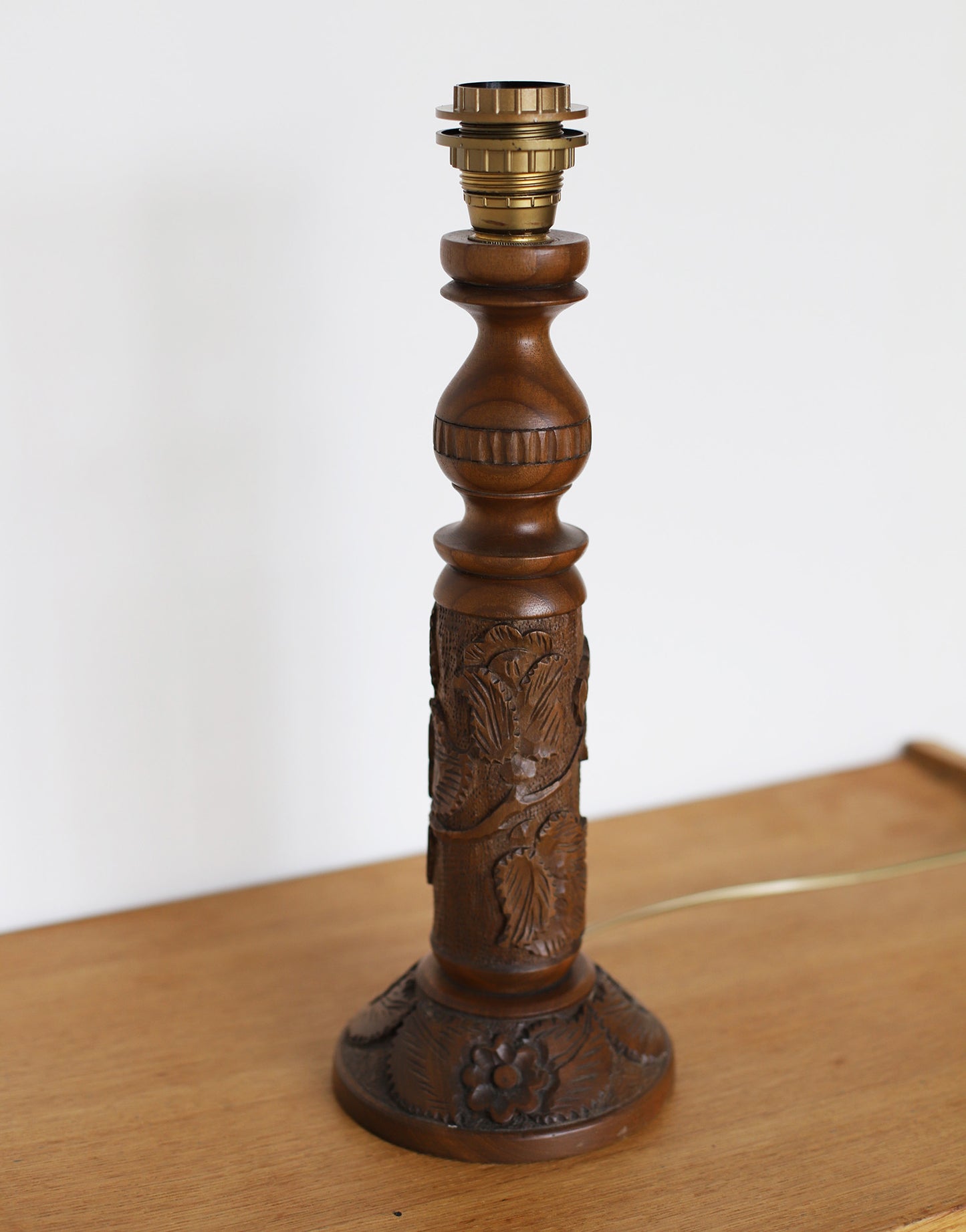 Lampe à poser, pied en bois sculpté 1930 et abat-jour dôme avec volant