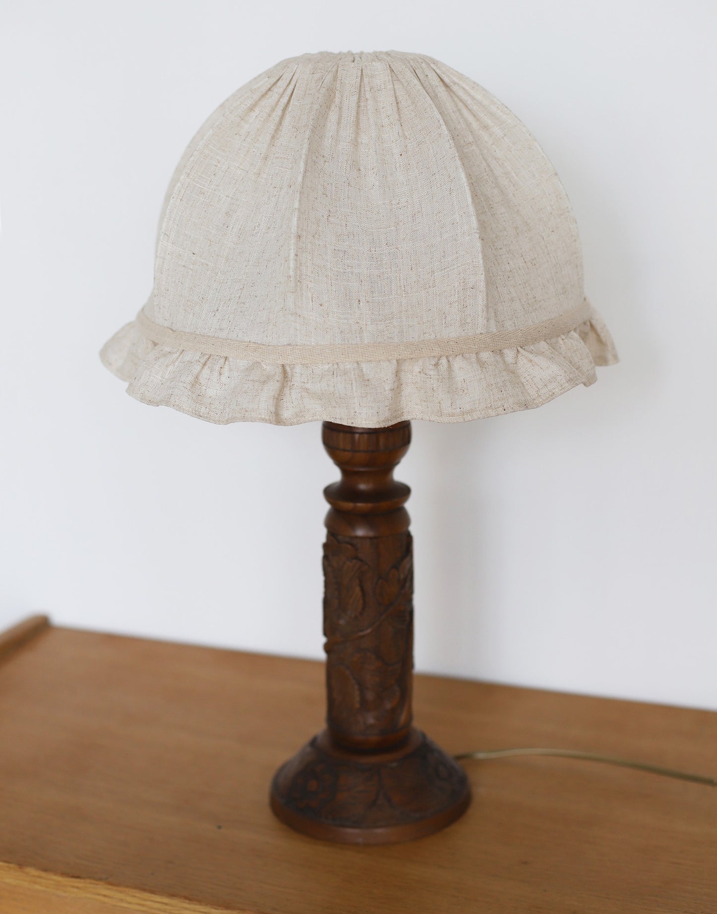 Lampe à poser, pied en bois sculpté 1930 et abat-jour dôme avec volant