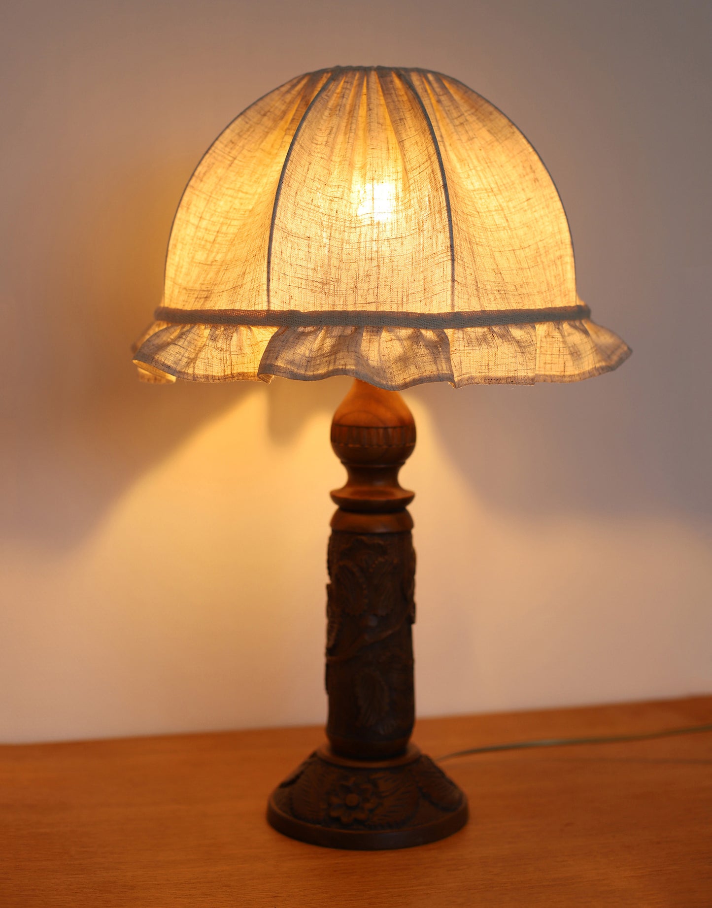 Lampe à poser, pied en bois sculpté 1930 et abat-jour dôme avec volant