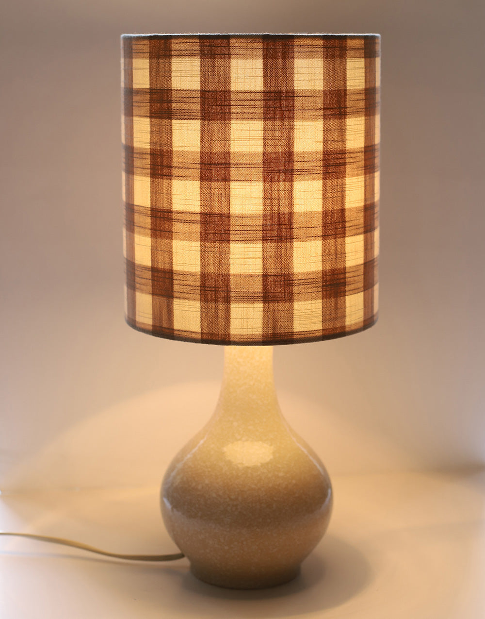 Lampe à poser vintage, pied en céramique années 50 et abat-jour vichy beige