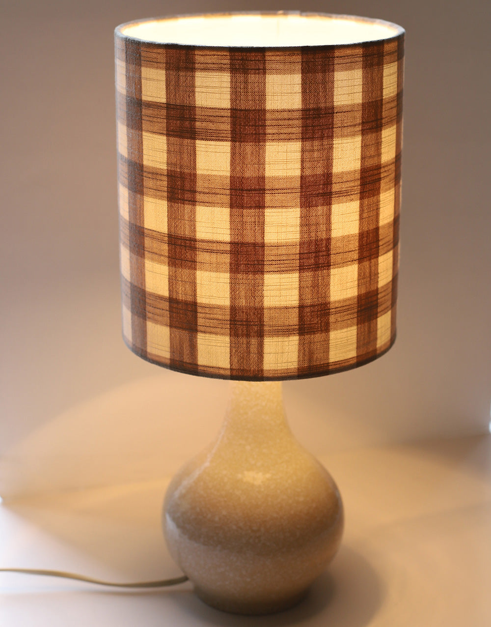 Lampe à poser vintage, pied en céramique années 50 et abat-jour vichy beige