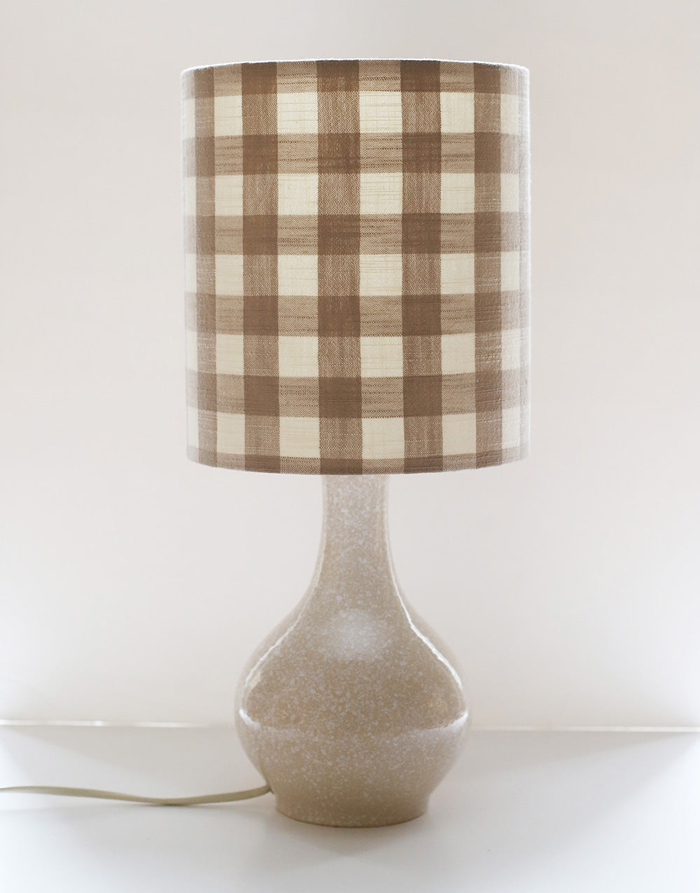 Lampe à poser vintage, pied en céramique années 50 et abat-jour vichy beige