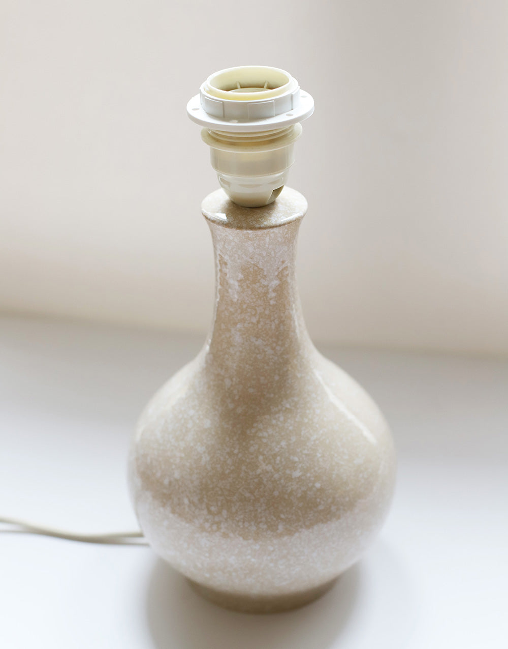 Lampe à poser vintage, pied en céramique années 50 et abat-jour vichy beige