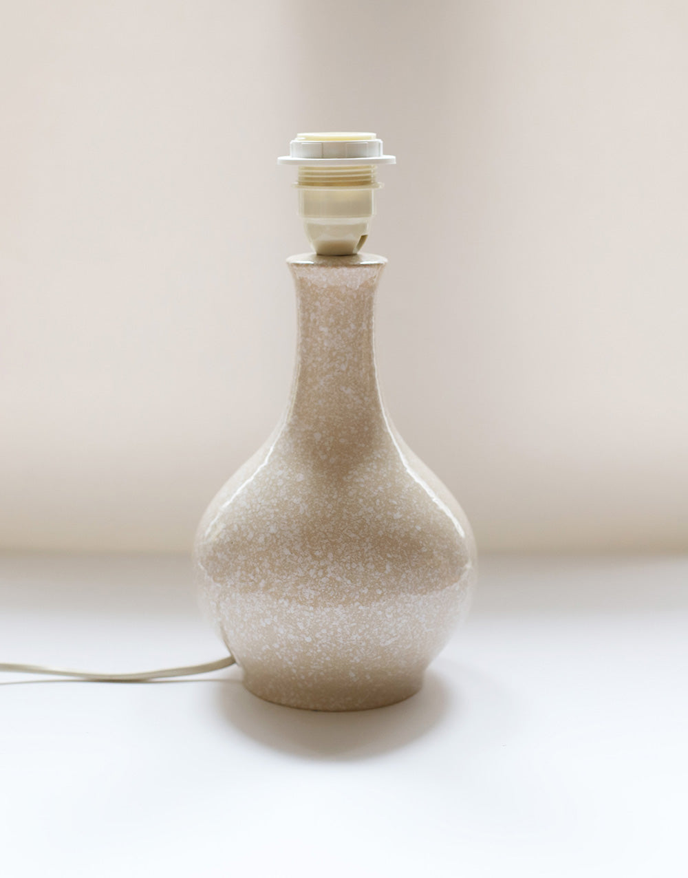 Lampe à poser vintage, pied en céramique années 50 et abat-jour vichy beige