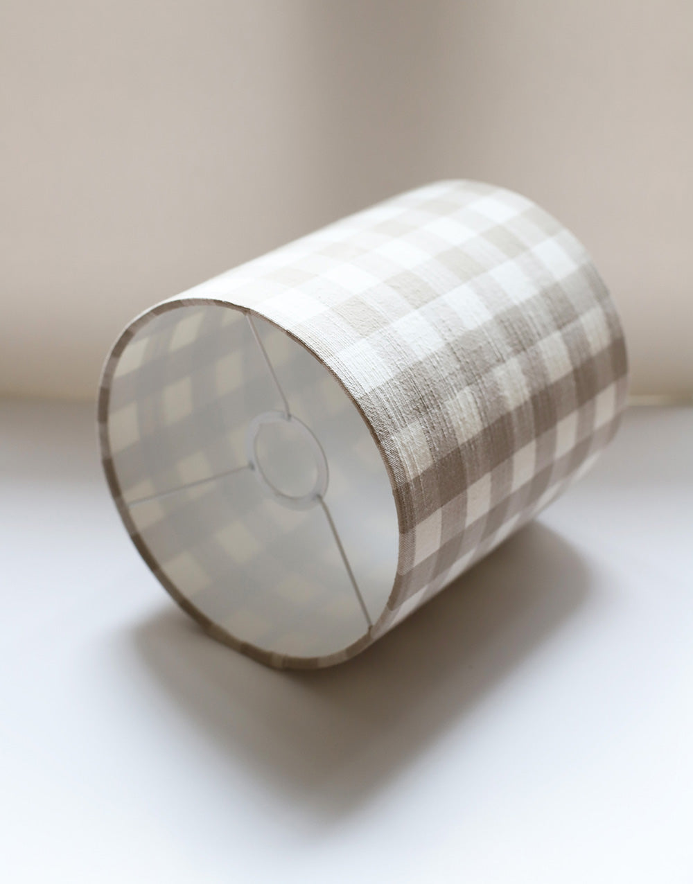 Lampe à poser vintage, pied en céramique années 50 et abat-jour vichy beige