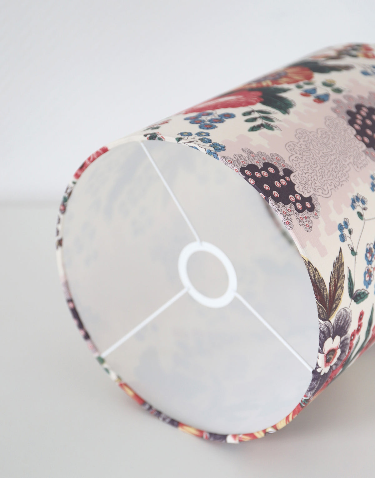 Lampe vintage recyclée — Céramique artisanale prune et abat-jour Fleurs anciennes