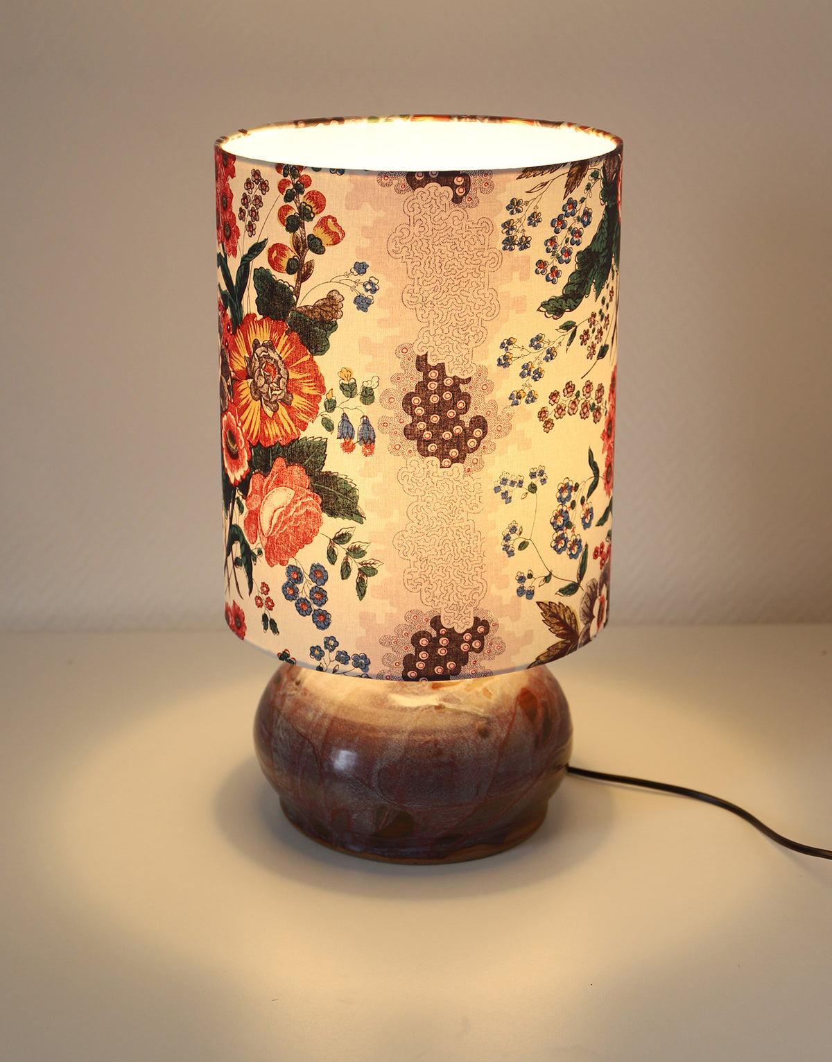 Lampe vintage recyclée — Céramique artisanale prune et abat-jour Fleurs anciennes