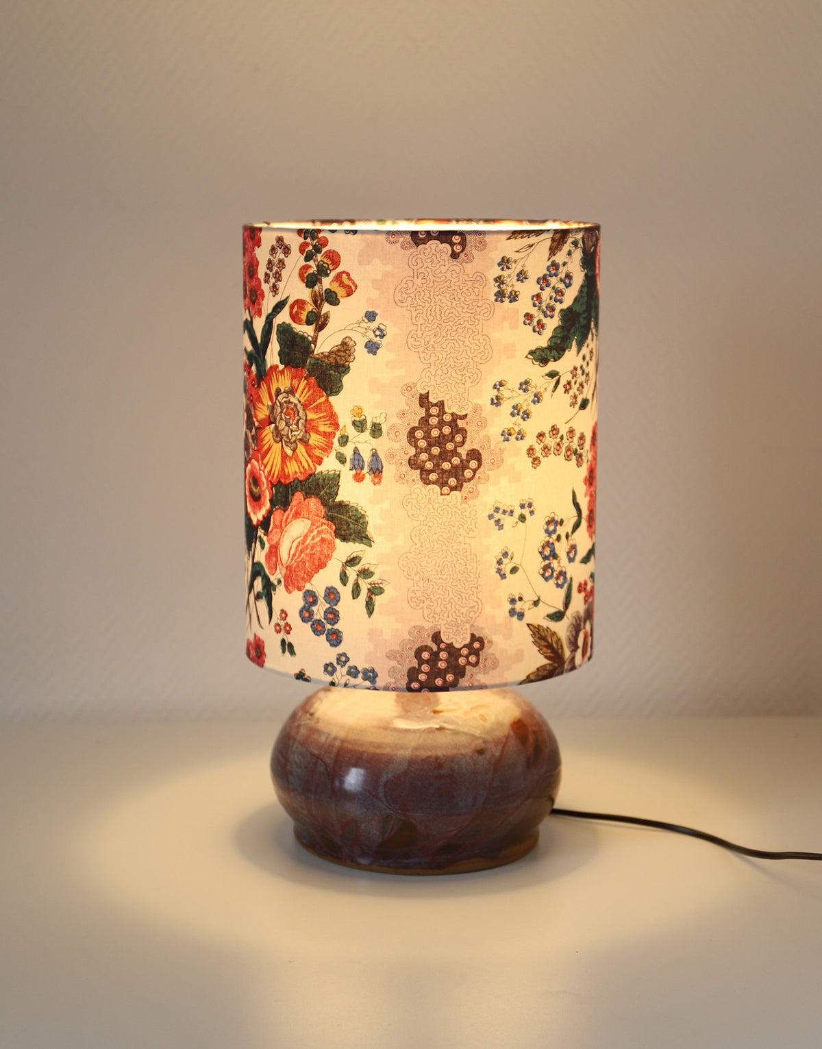 Lampe vintage recyclée — Céramique artisanale prune et abat-jour Fleurs anciennes