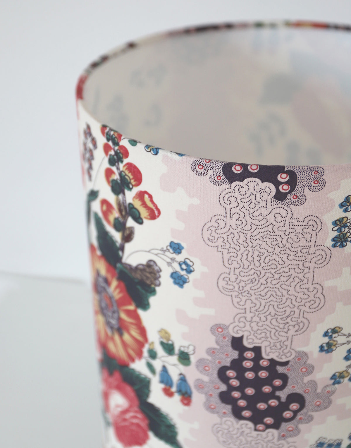 Lampe vintage recyclée — Céramique artisanale prune et abat-jour Fleurs anciennes