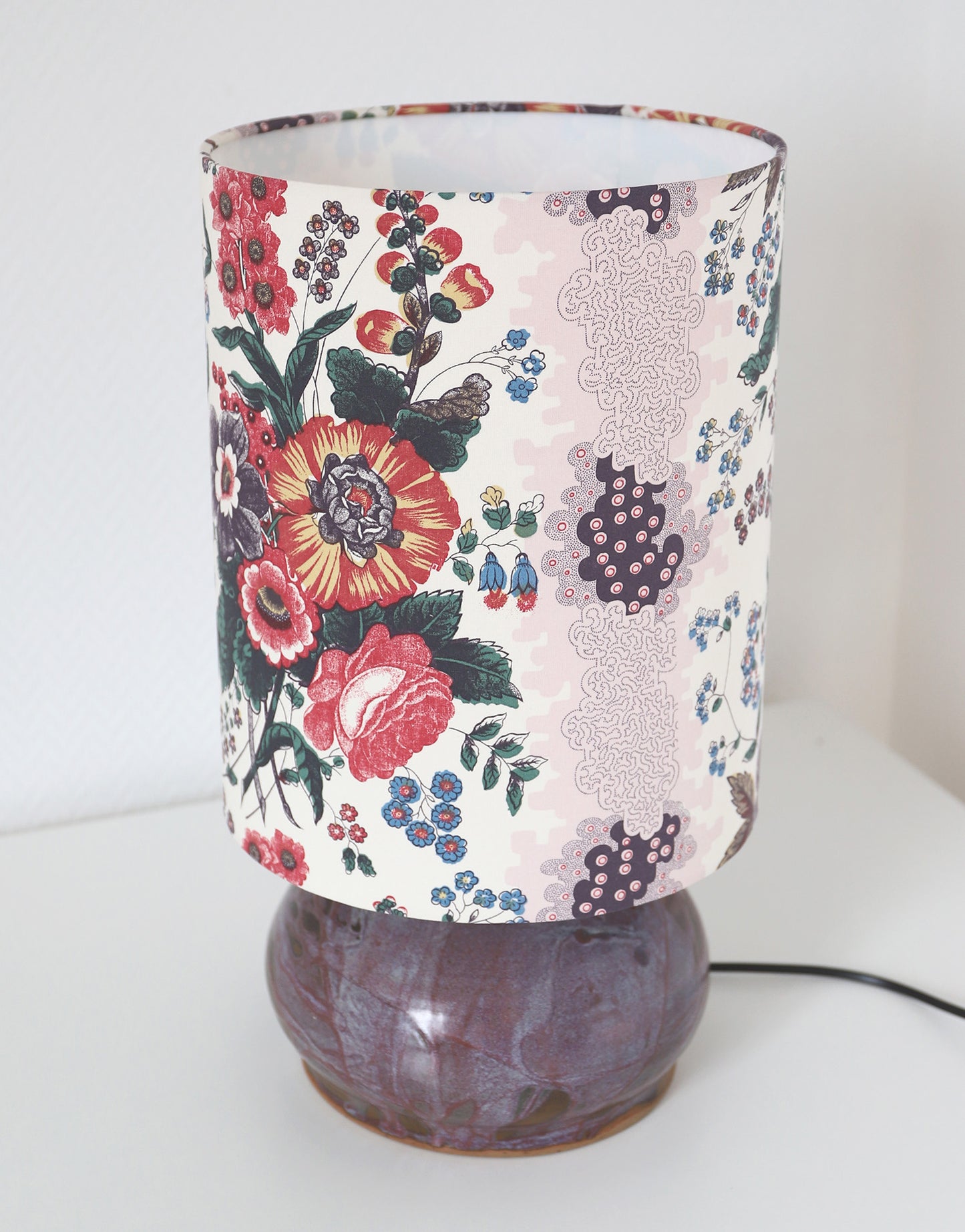 Lampe vintage recyclée — Céramique artisanale prune et abat-jour Fleurs anciennes