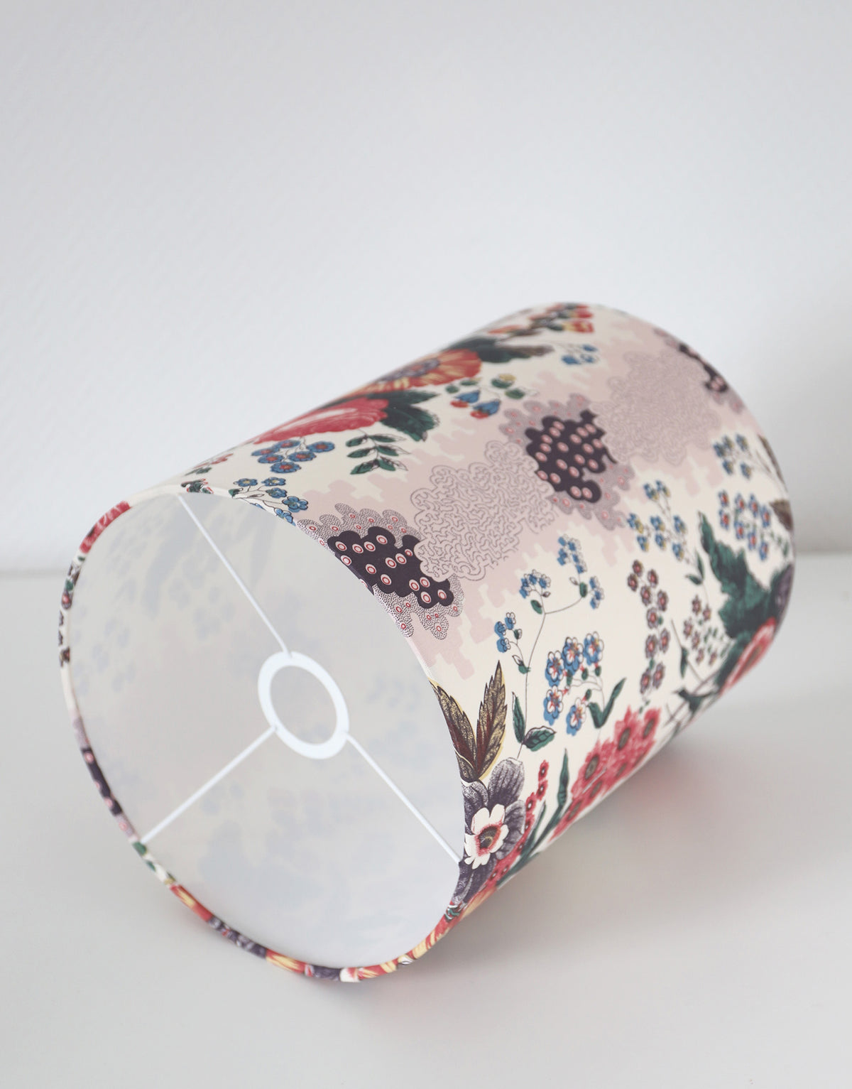 Lampe vintage recyclée — Céramique artisanale prune et abat-jour Fleurs anciennes