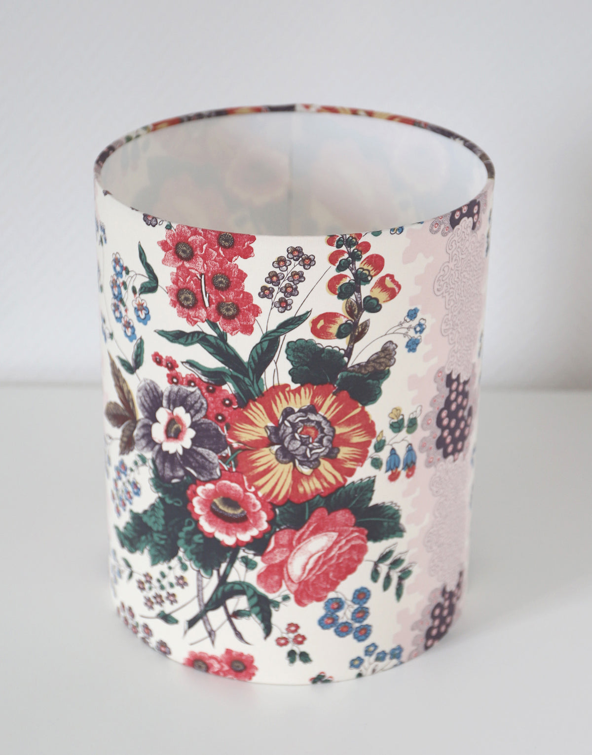 Lampe vintage recyclée — Céramique artisanale prune et abat-jour Fleurs anciennes