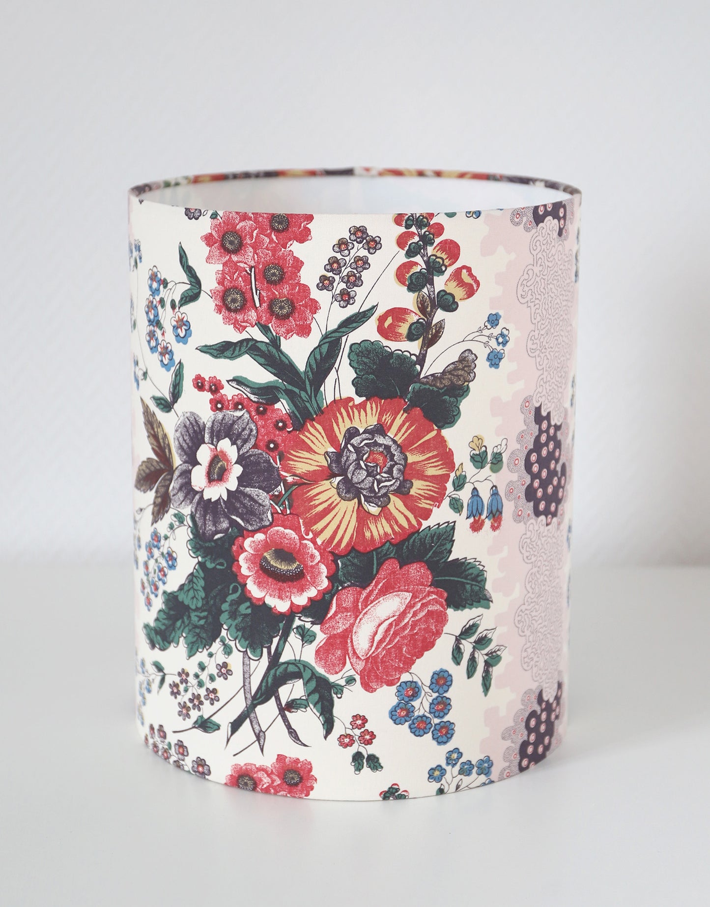 Lampe vintage recyclée — Céramique artisanale prune et abat-jour Fleurs anciennes