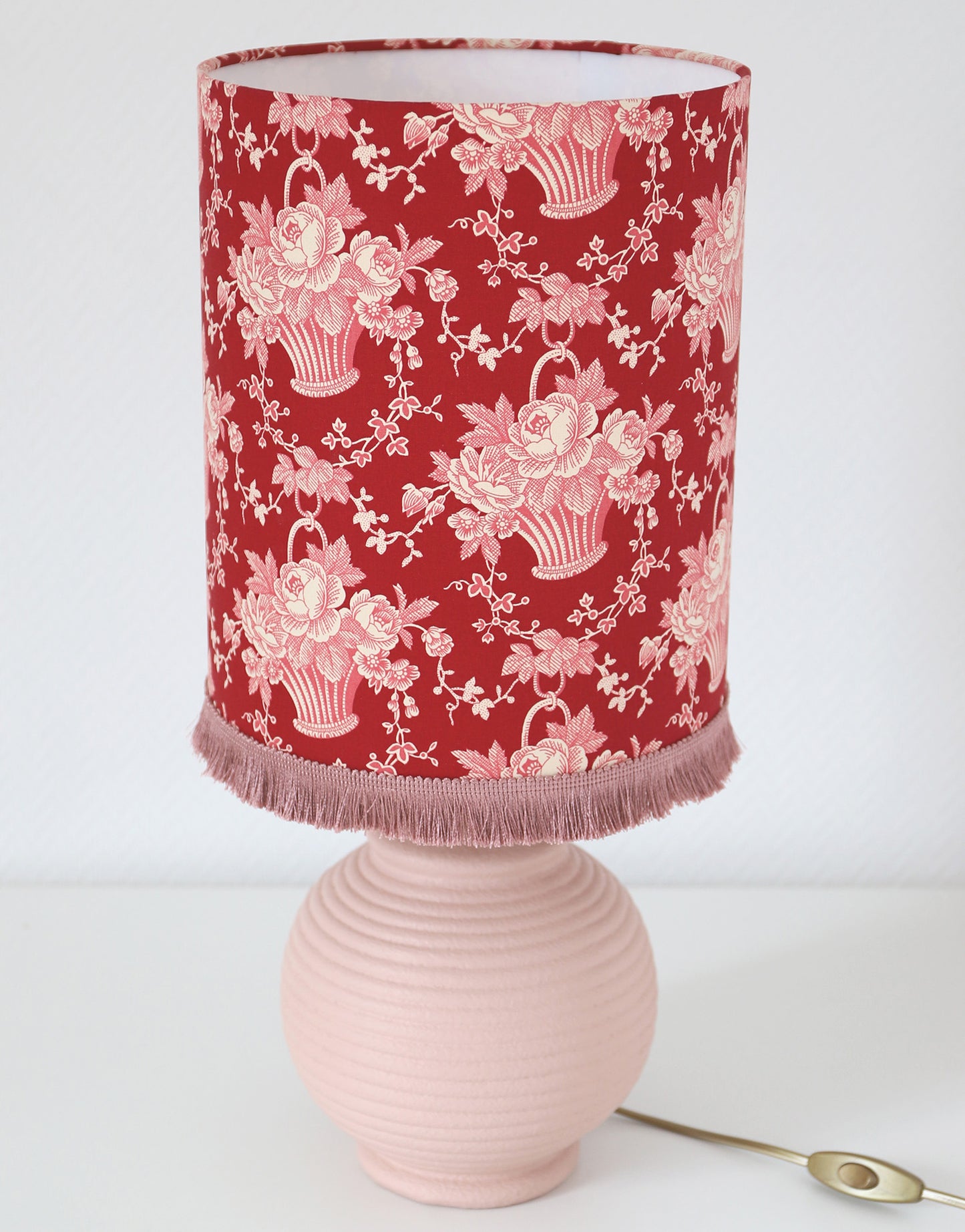 Lampe vintage recyclée — Pied en céramique rose et abat-jour Toile Rouge