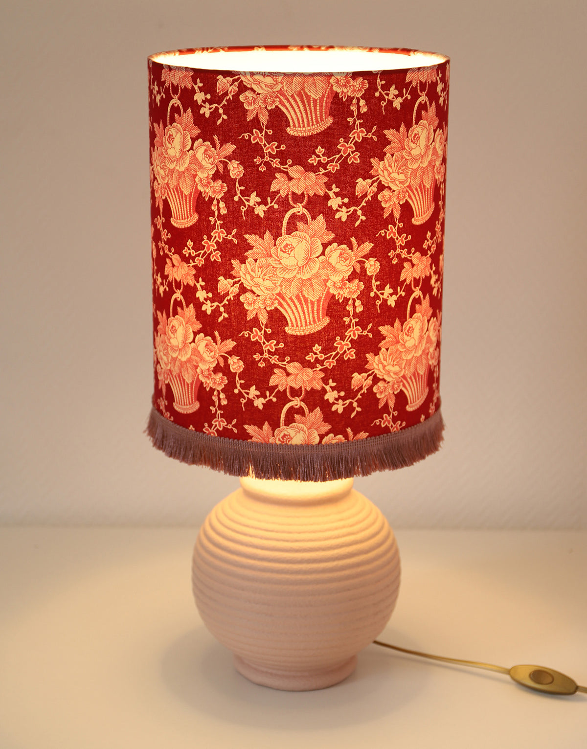 Lampe vintage recyclée — Pied en céramique rose et abat-jour Toile Rouge