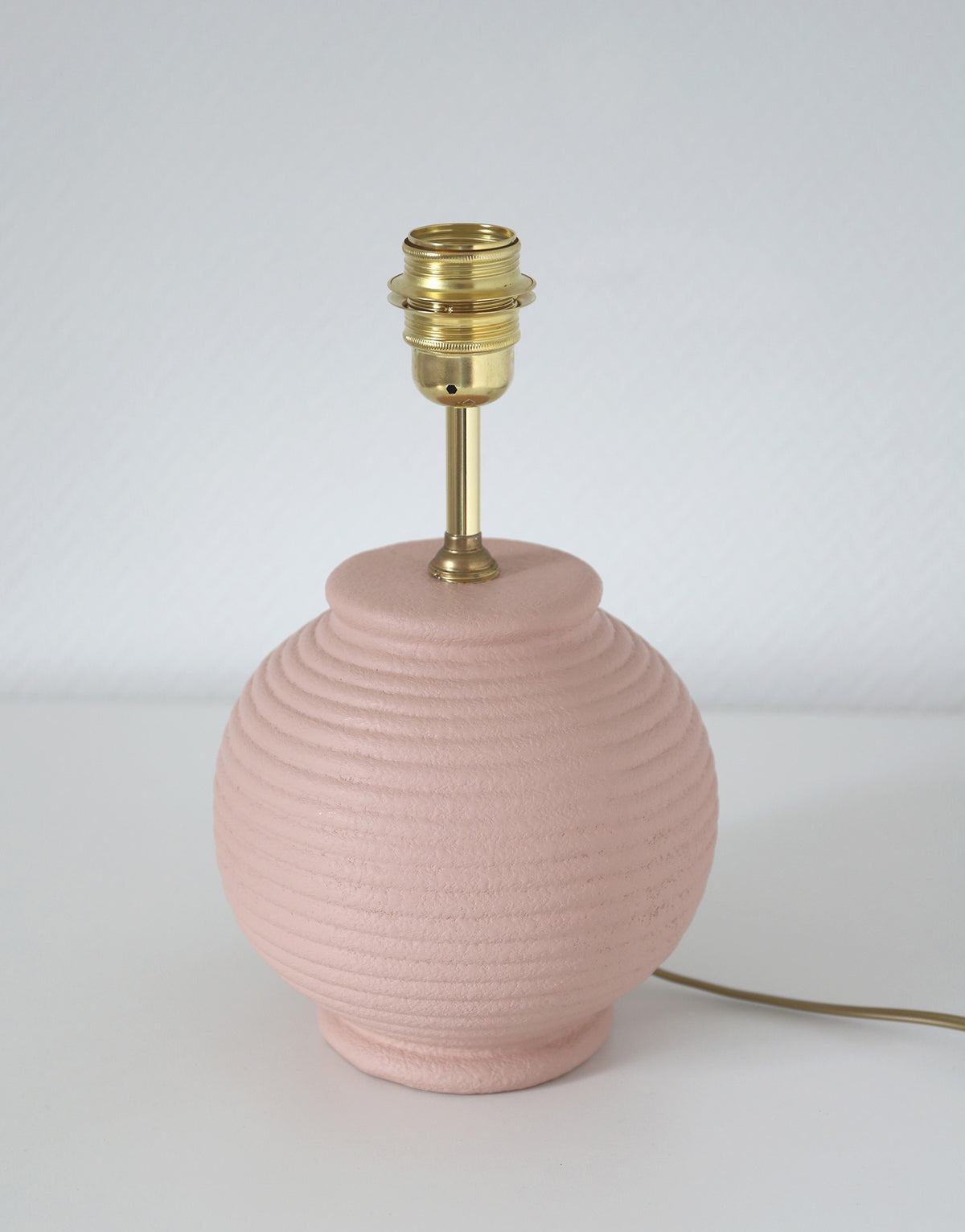 Lampe vintage recyclée — Pied en céramique rose et abat-jour Toile Rouge