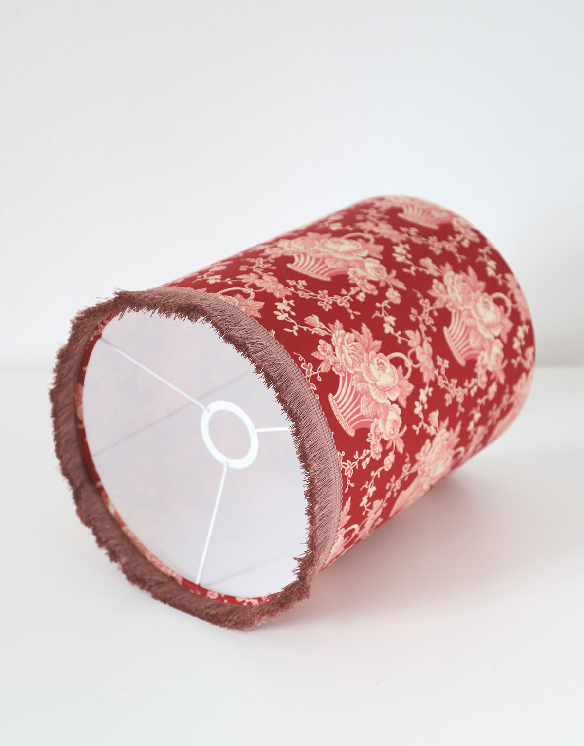 Lampe vintage recyclée — Pied en céramique rose et abat-jour Toile Rouge